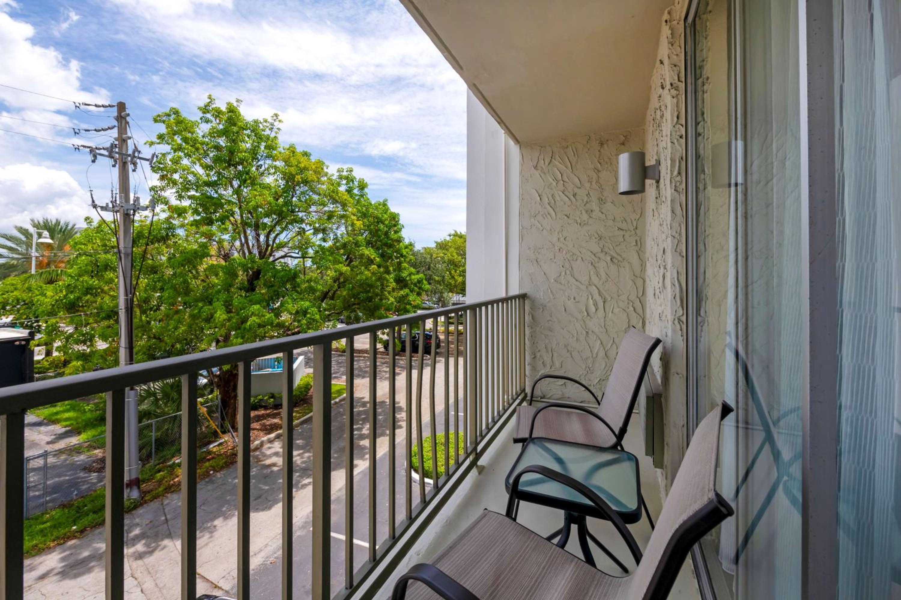 King Room with Balcony - Photo 5