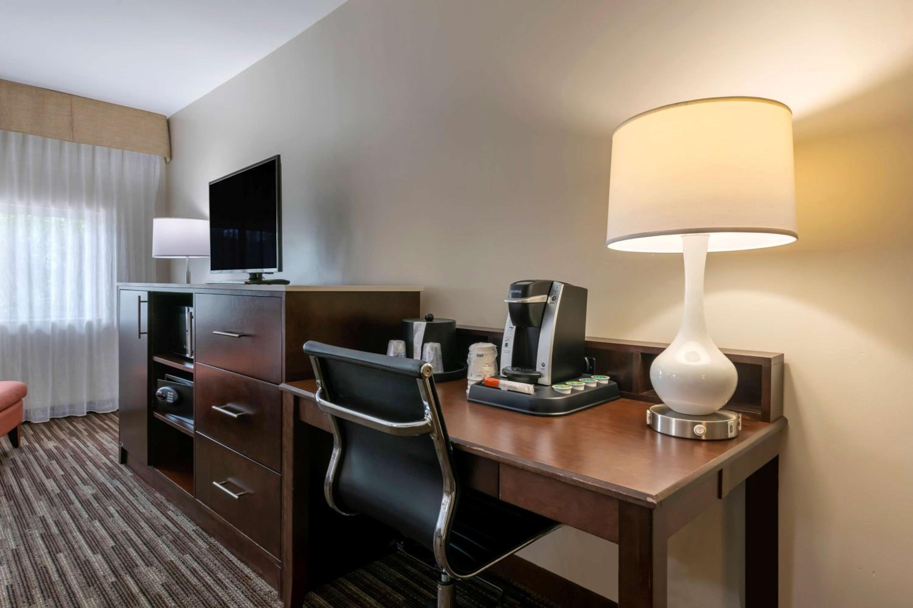 Two Double Beds - Non-Smoking - Photo 2
