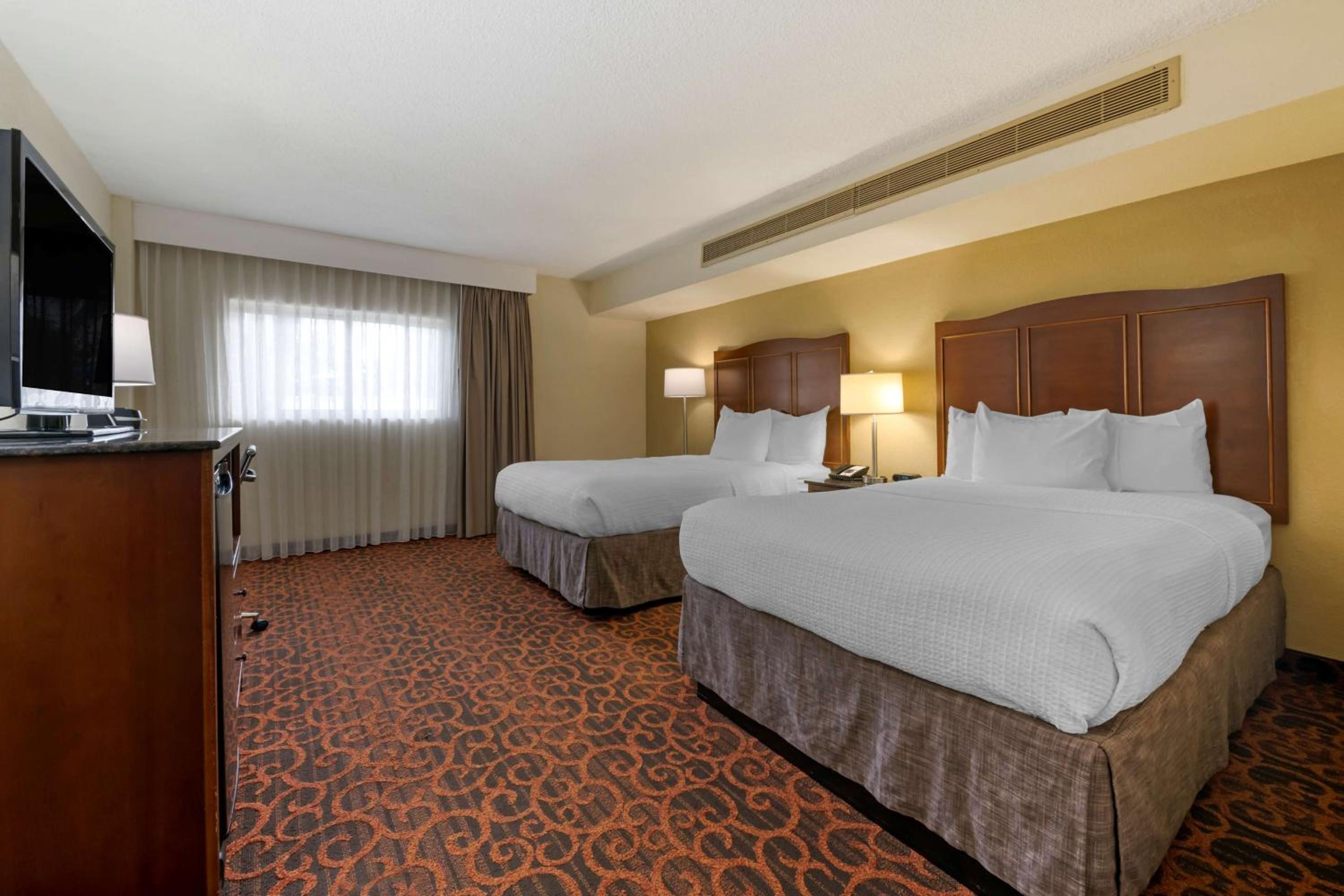 Two Double Beds with Roll-In Shower - Disability Access/Non-Smoking - Photo 2
