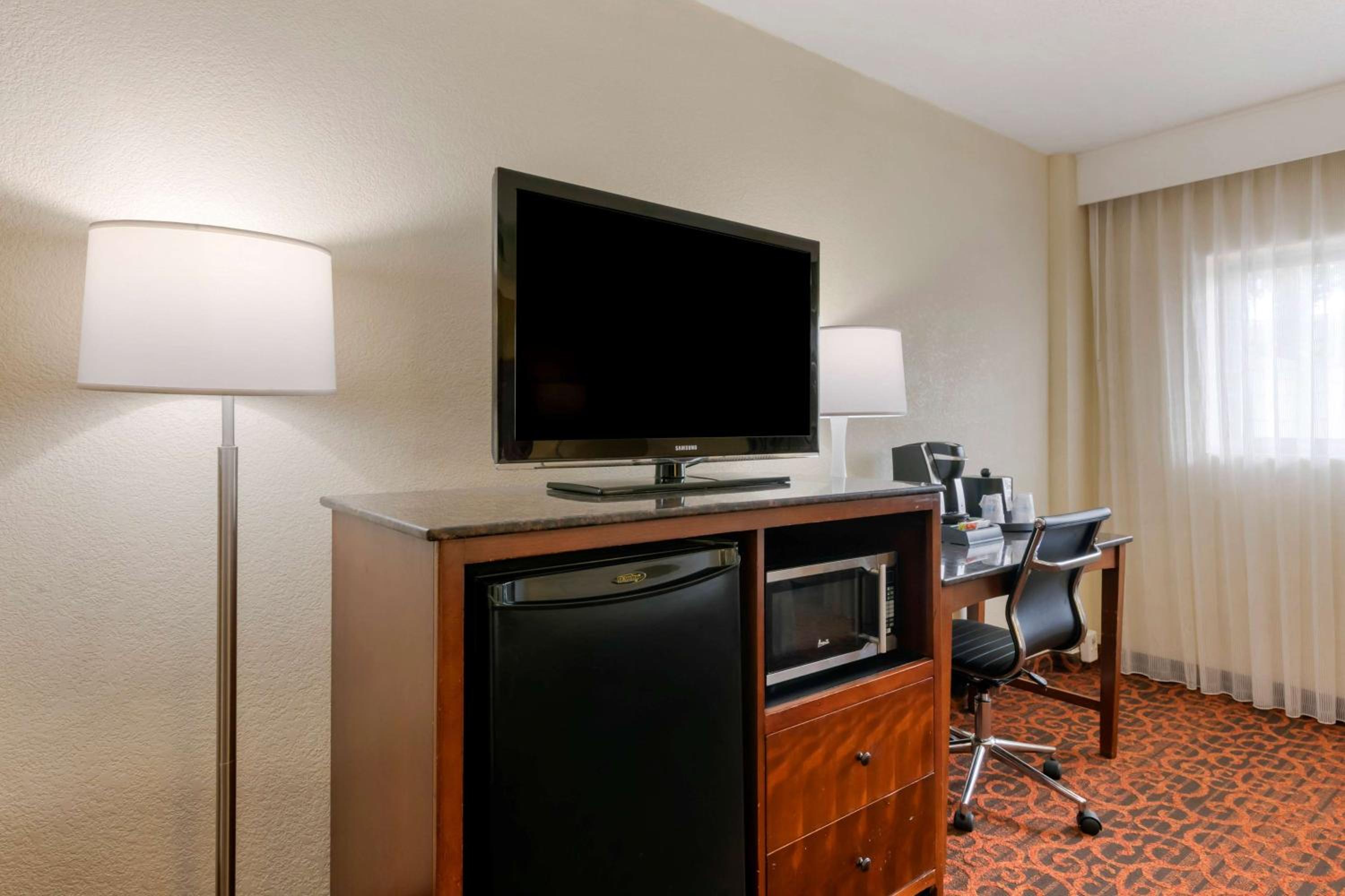 King Room - Non-Smoking - Photo 2