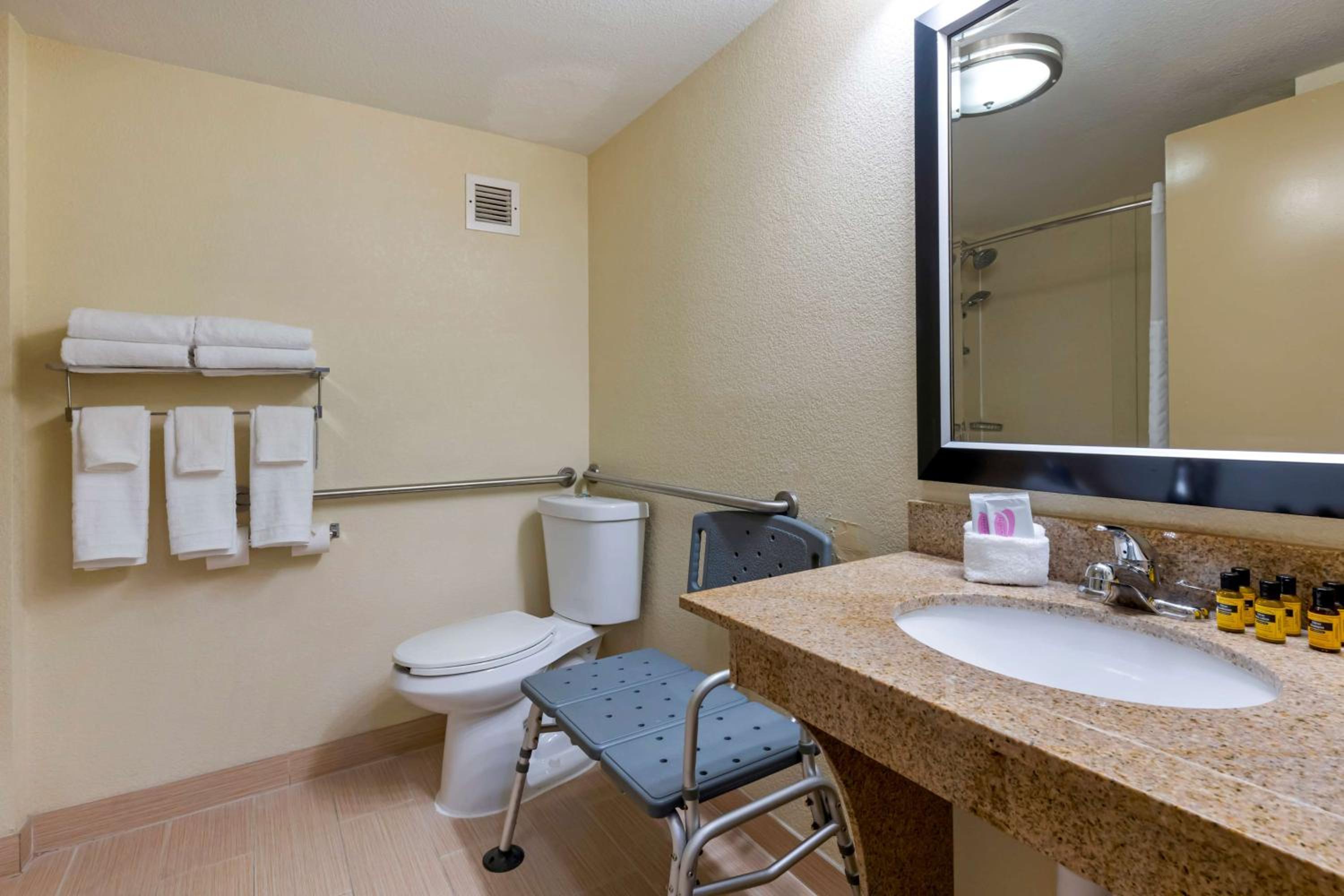 Double Bed with Bath Tub - Disability Access/Non-Smoking  - Photo 4