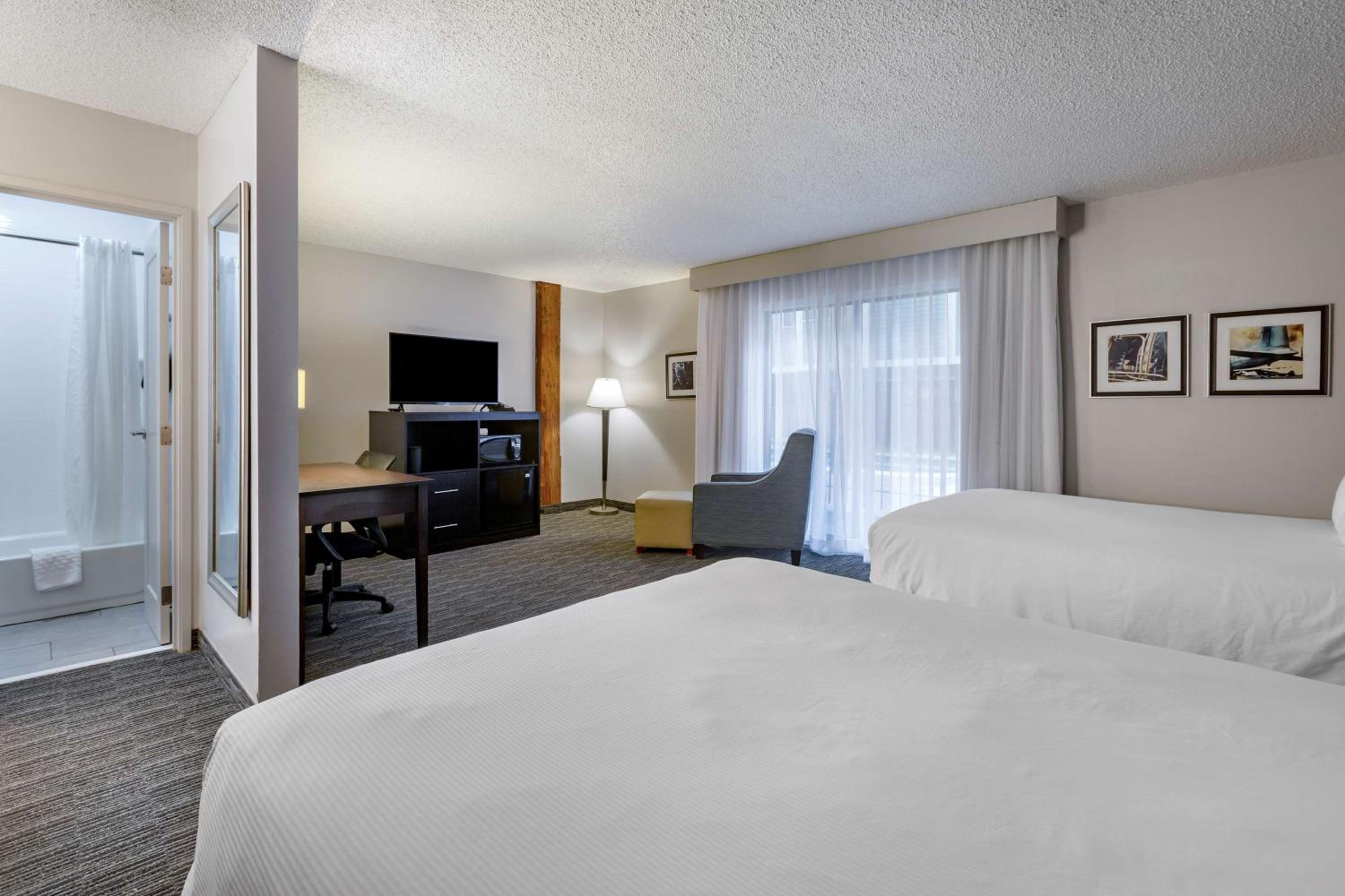 Queen Room With Two Queen Beds - Poolside photo 3