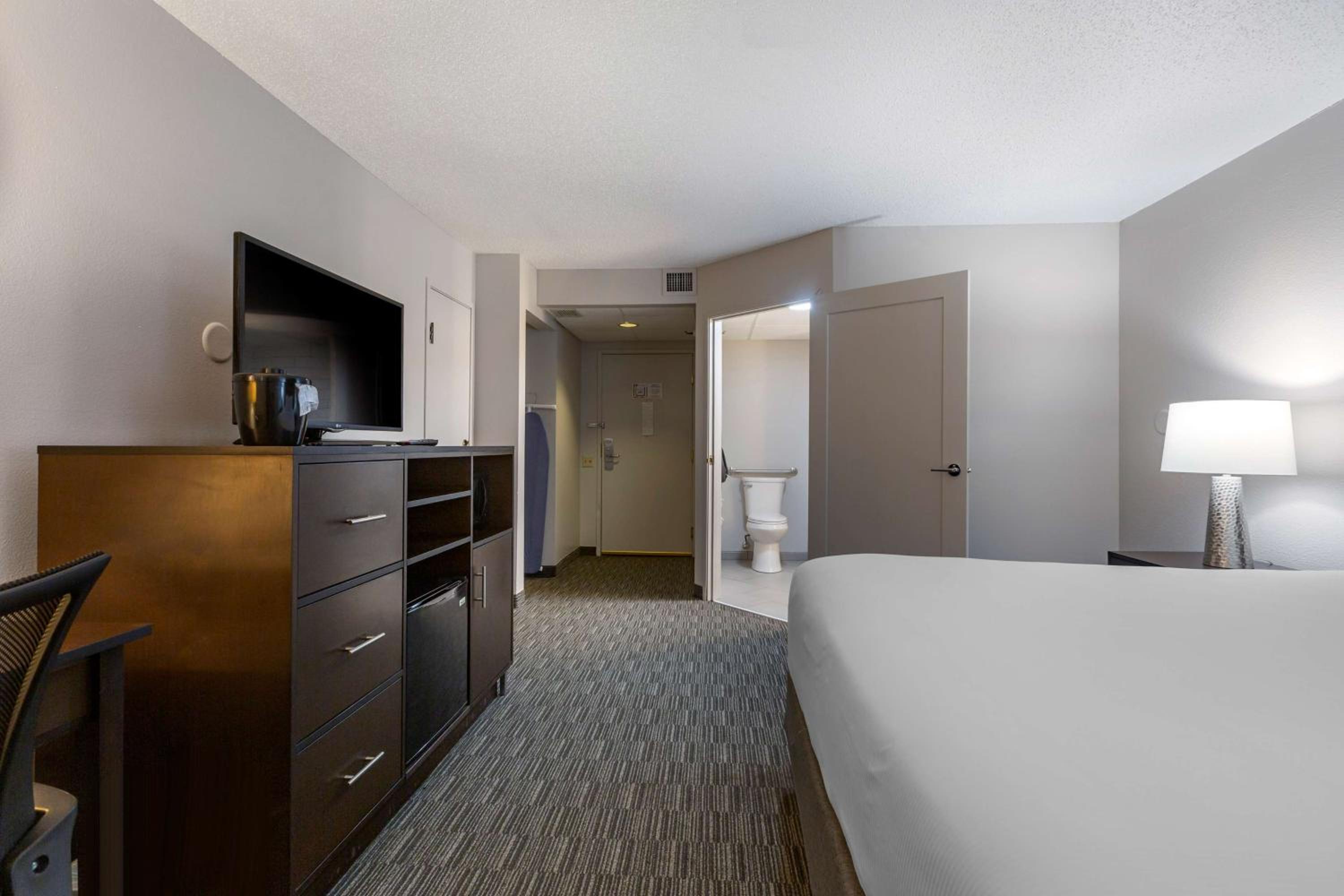 King Room With Roll-In Shower - Disability Access photo 2