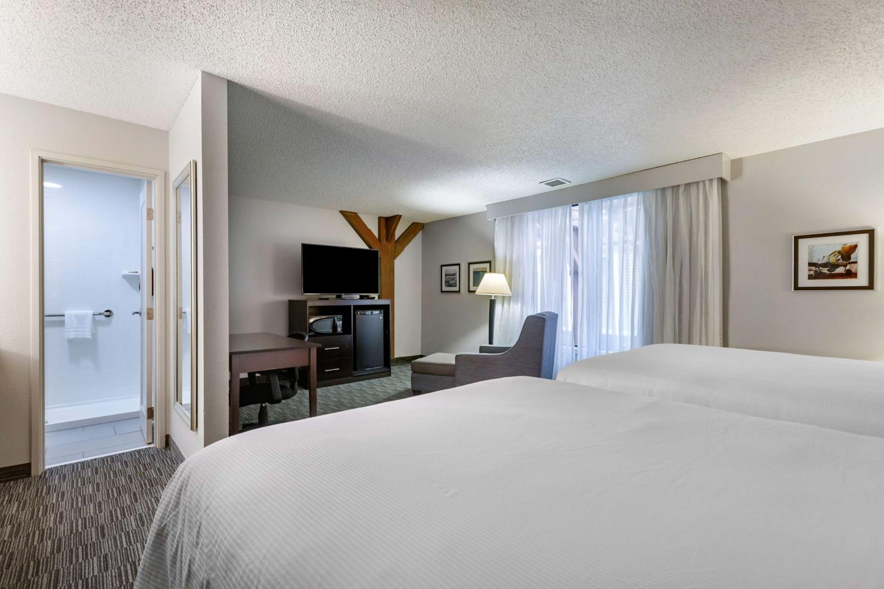 Queen Room With Two Queen Beds photo 3