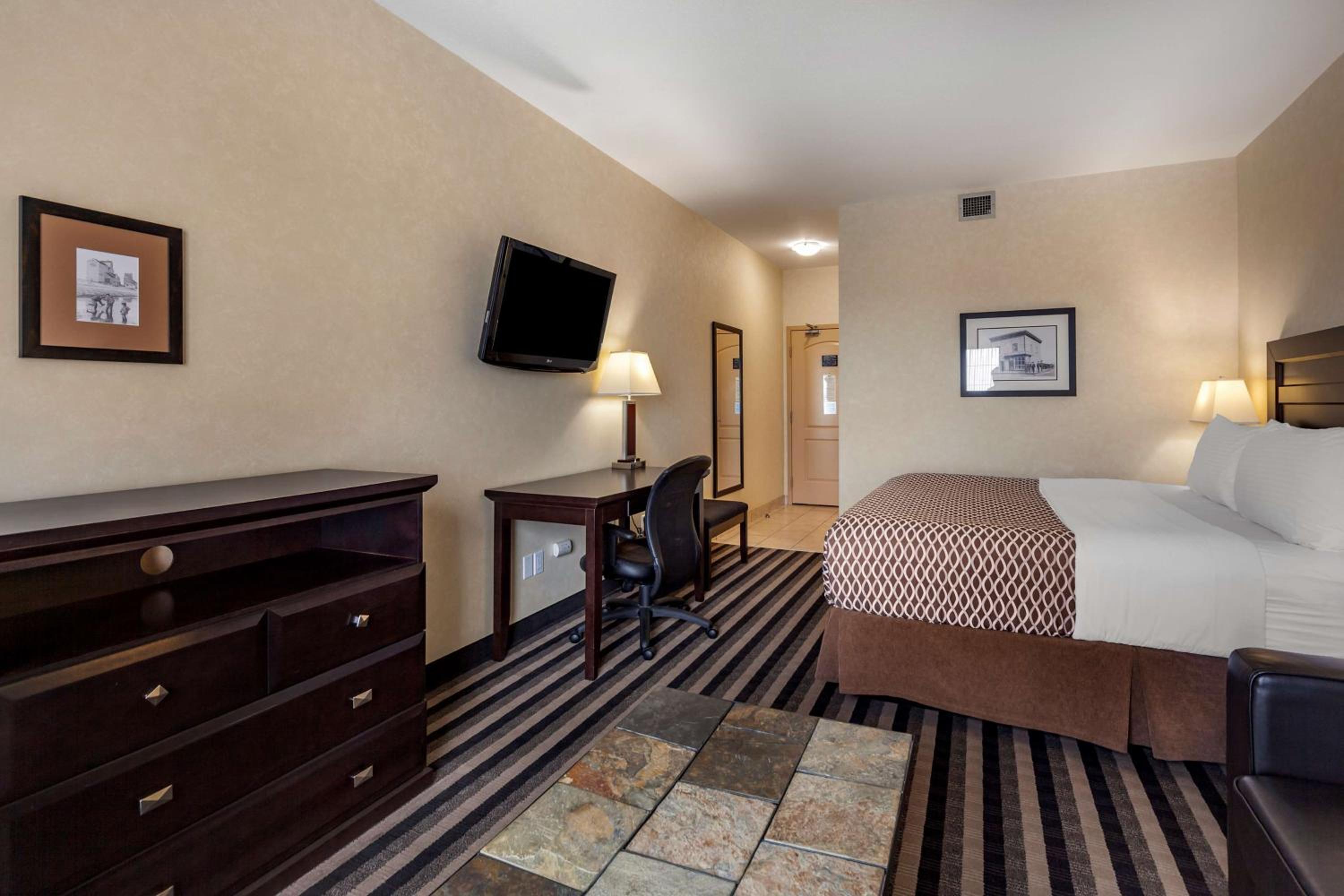 King Room with Sofa - Photo 9
