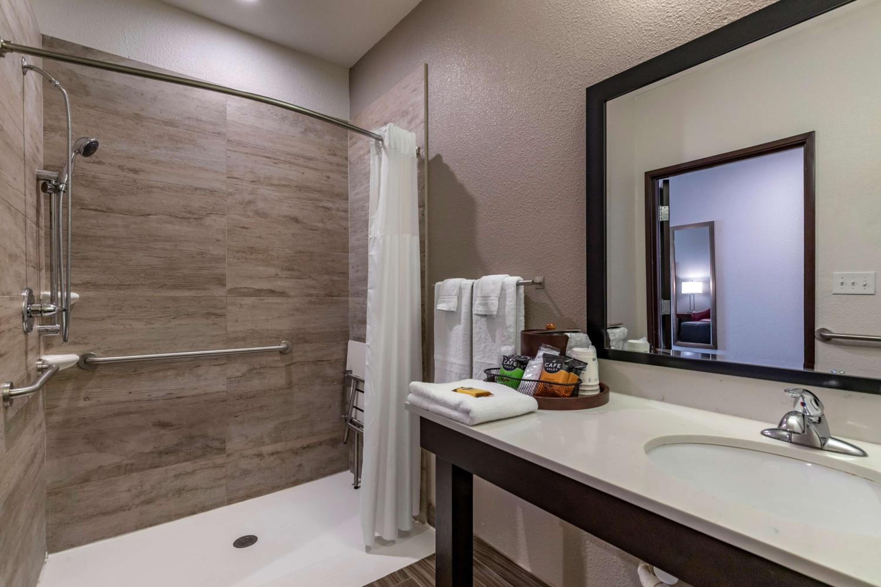 Queen Room with Two Queen Beds and Roll-In Shower - Mobility Access/Non-Smoking photo 3