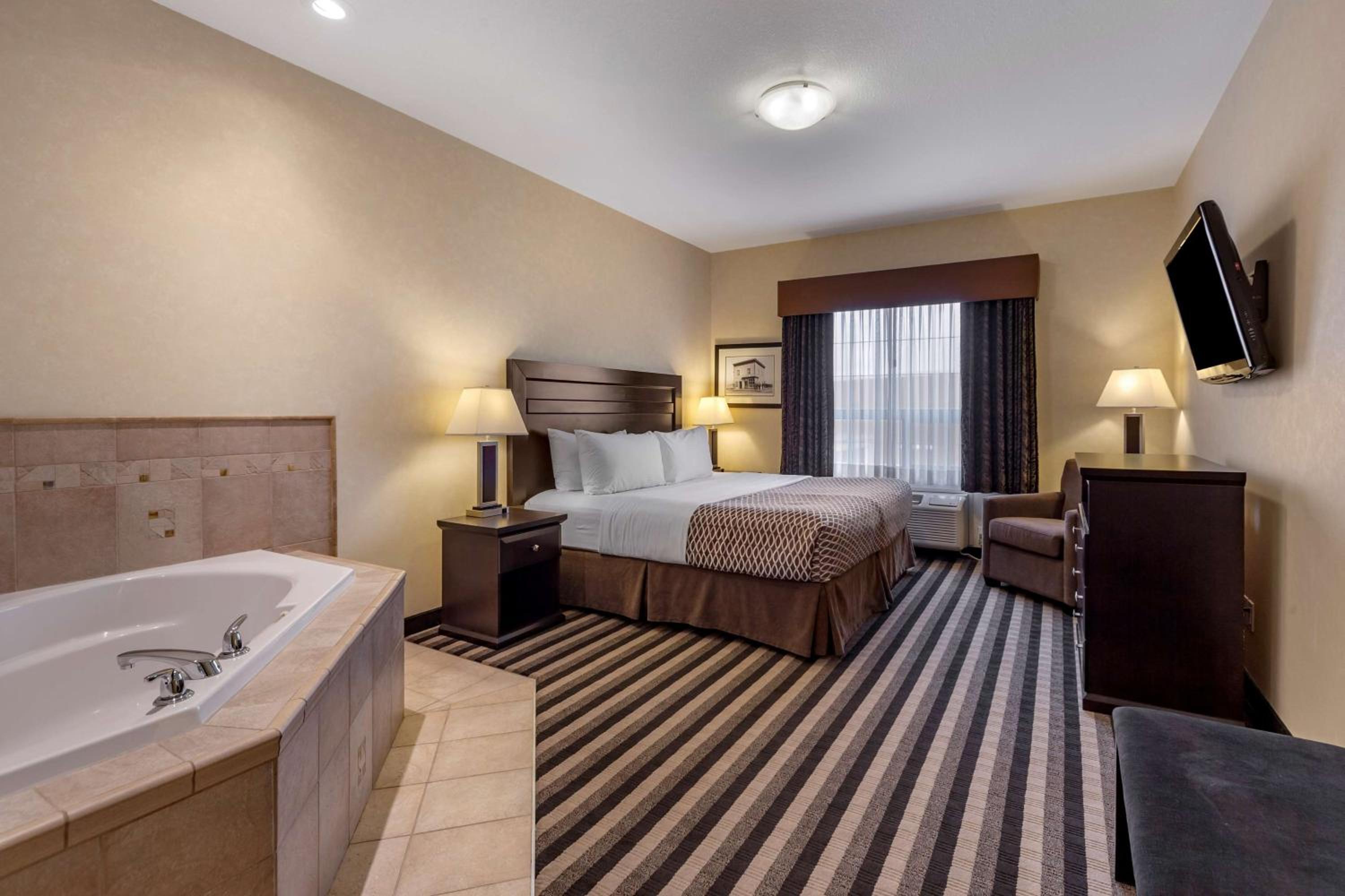 King Suite with Whirlpool - Non-Smoking photo 3