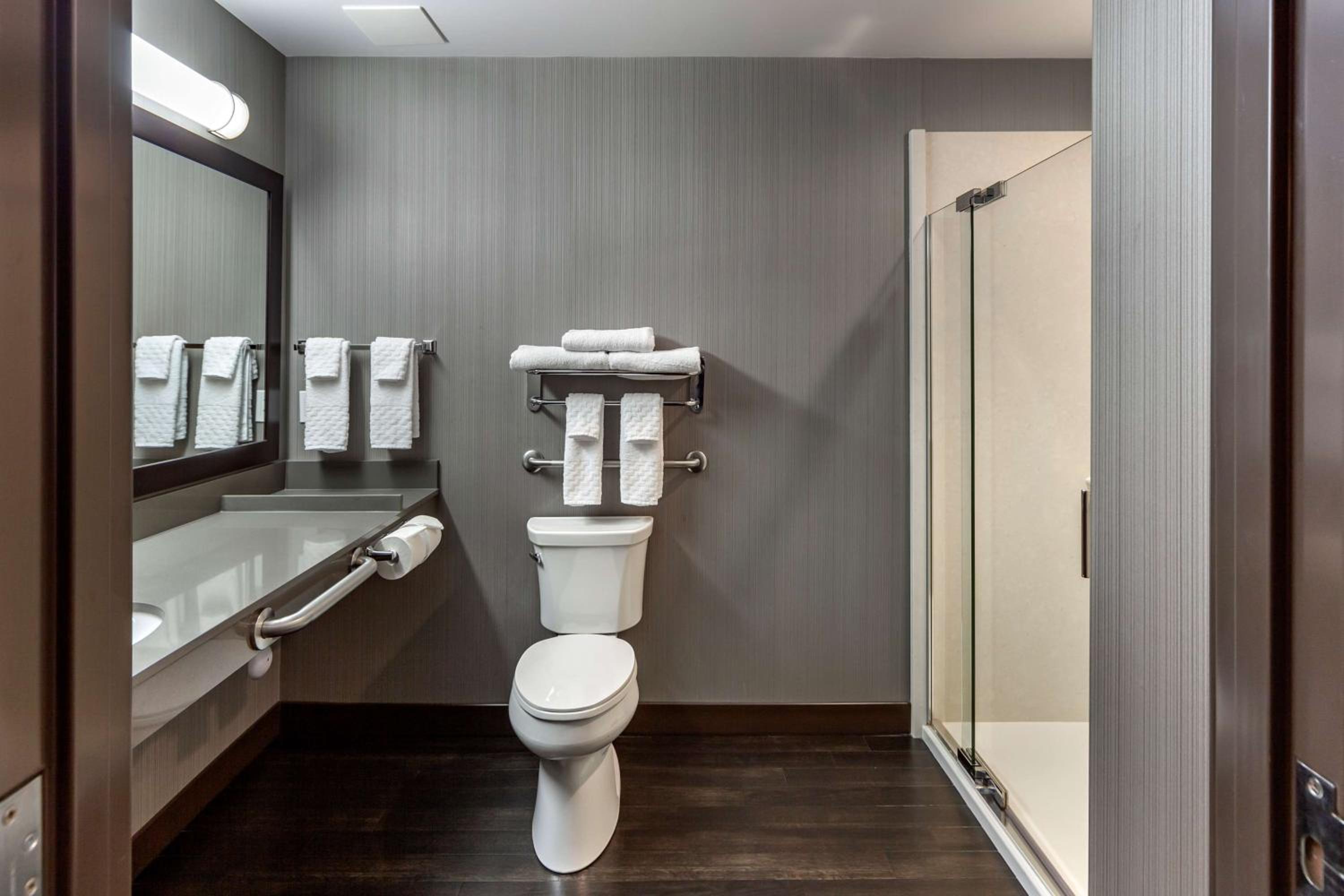 King Room with Walk-In Shower - Disability Access/Non-Smoking - Photo 4
