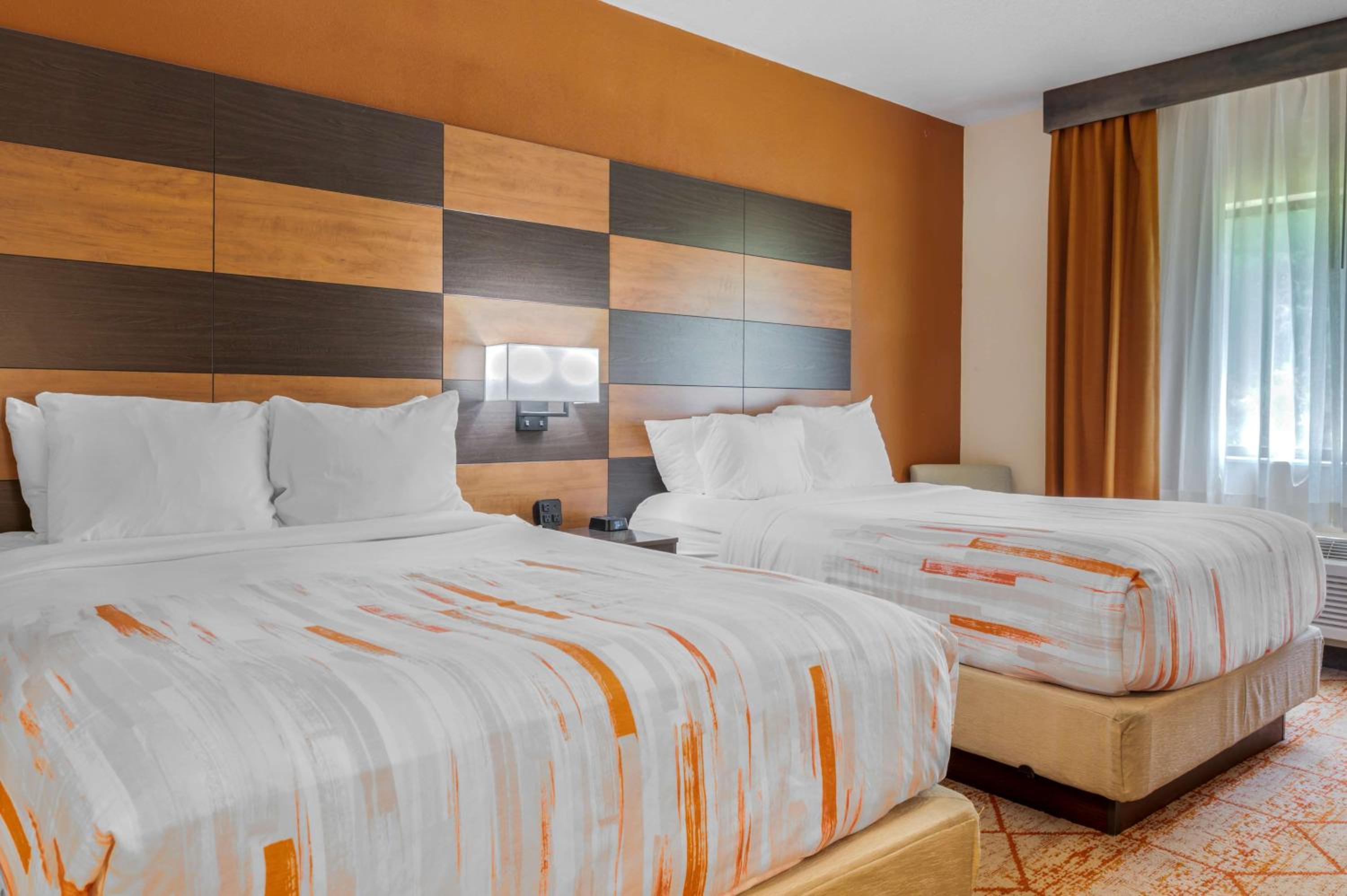 Queen Room with Two Queen Beds and Sofa Bed - Photo 4