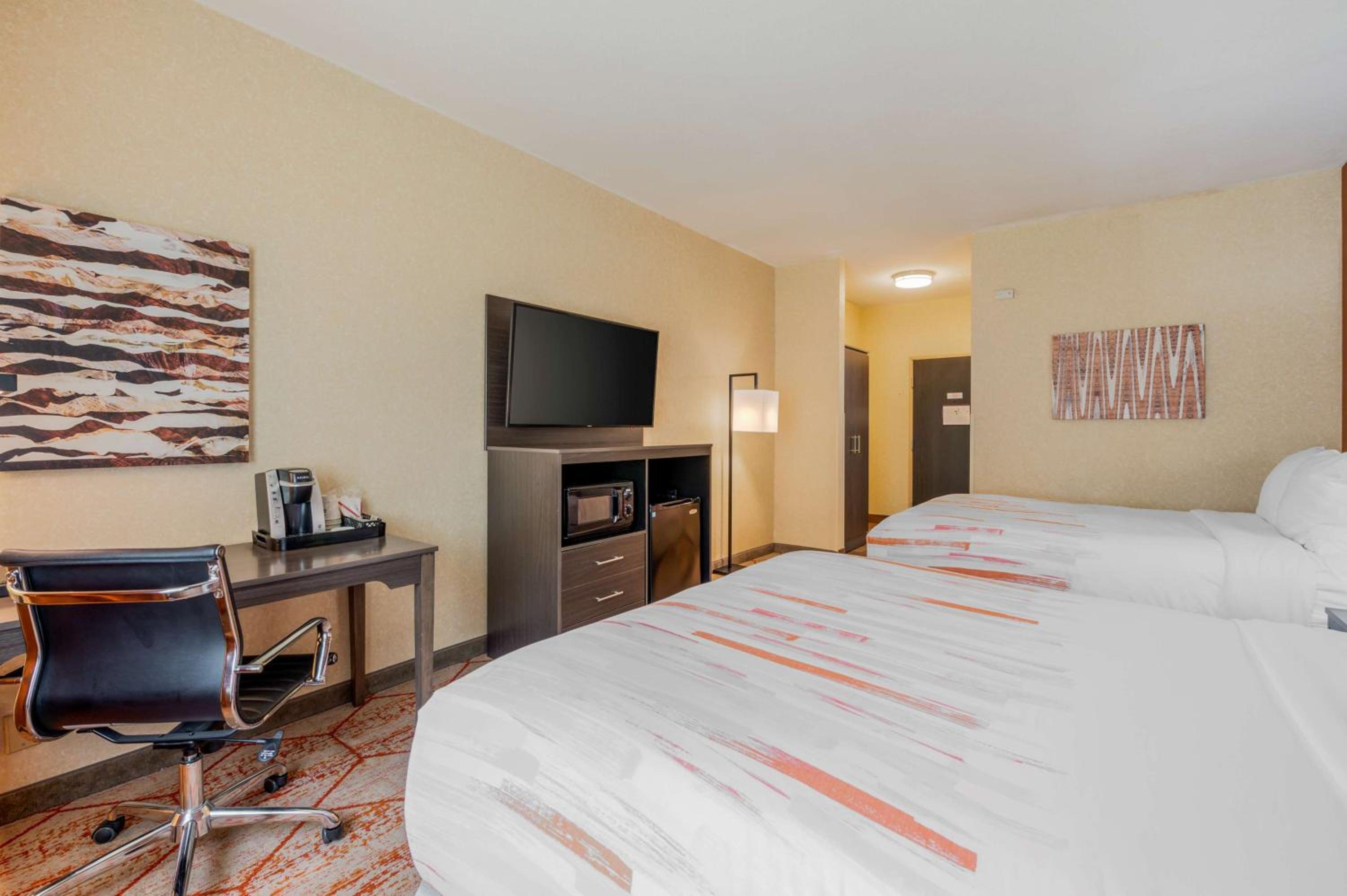 Queen Room with Two Queen Beds and Communication Assistance - Photo 5