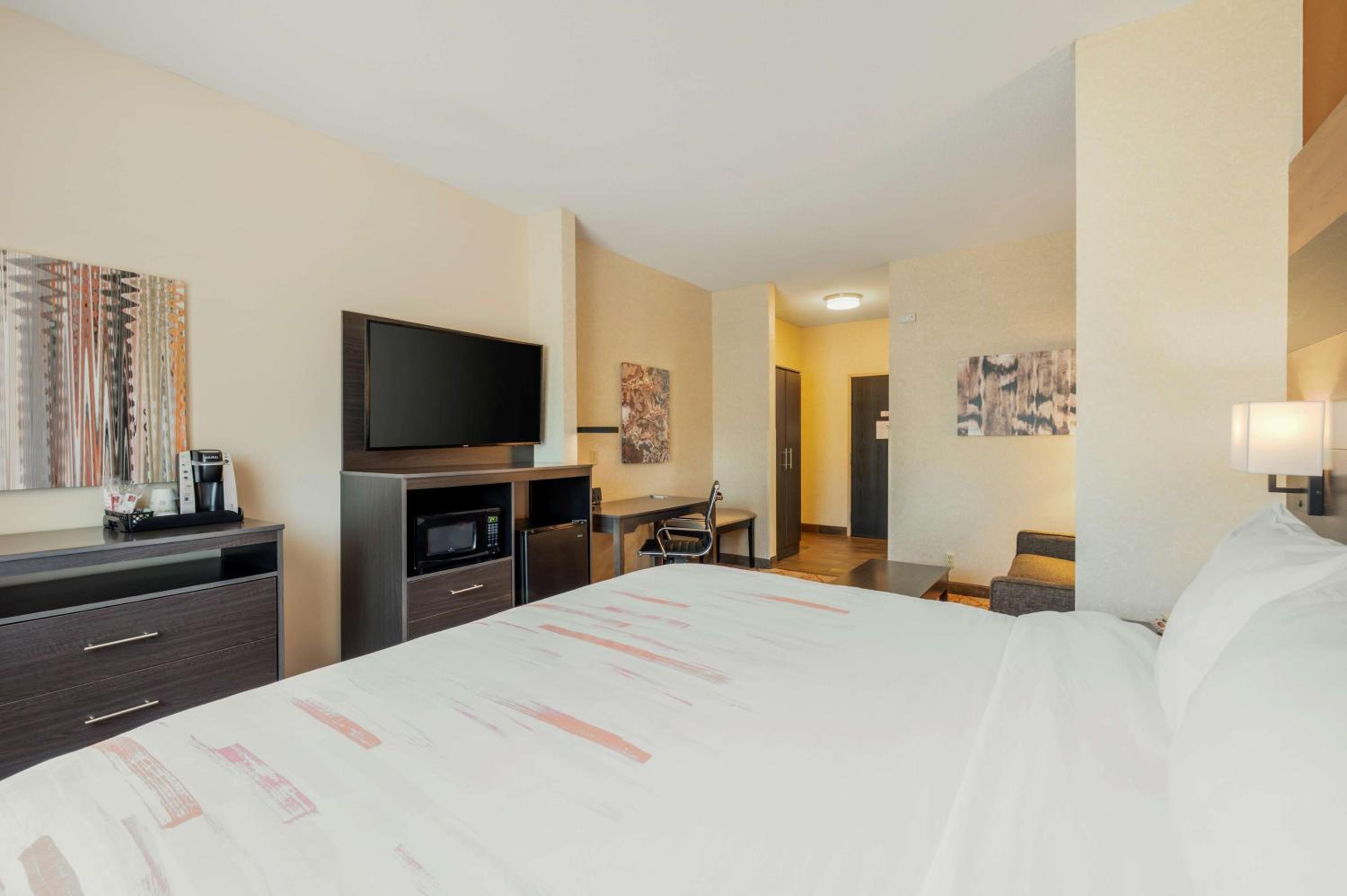 King Room with Sofa Bed - Photo 4