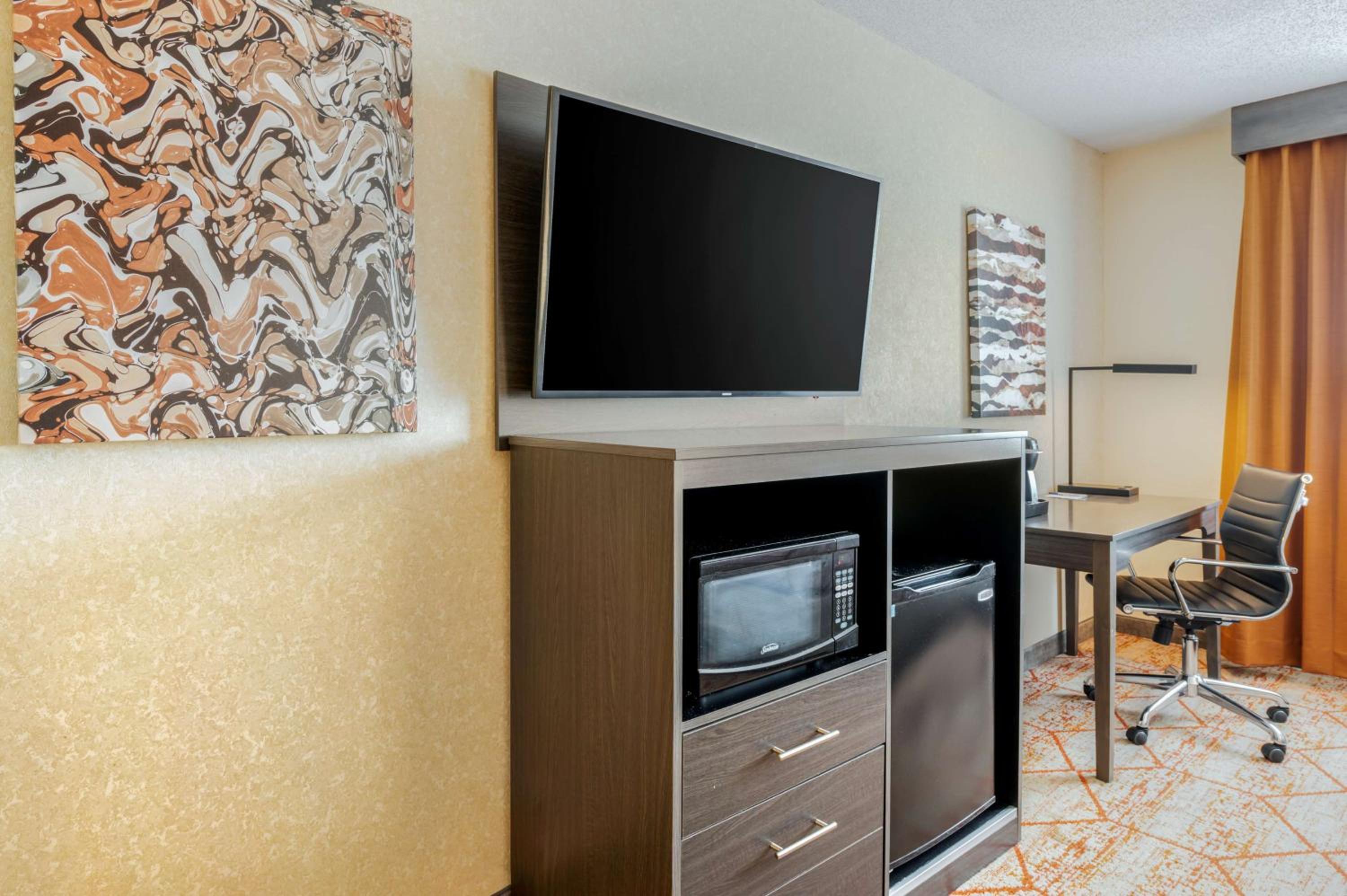 Queen Room with Two Queen Beds and Sofa Bed - Photo 7