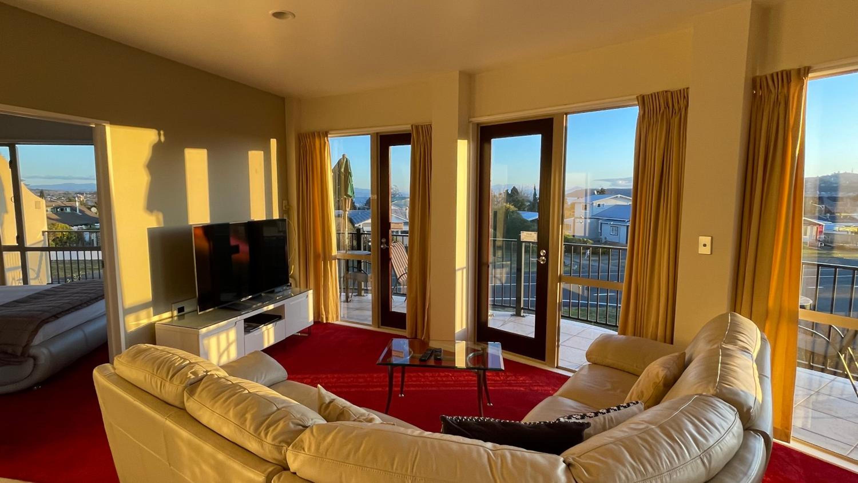 Deluxe Suite with Spa Bath - Photo 12