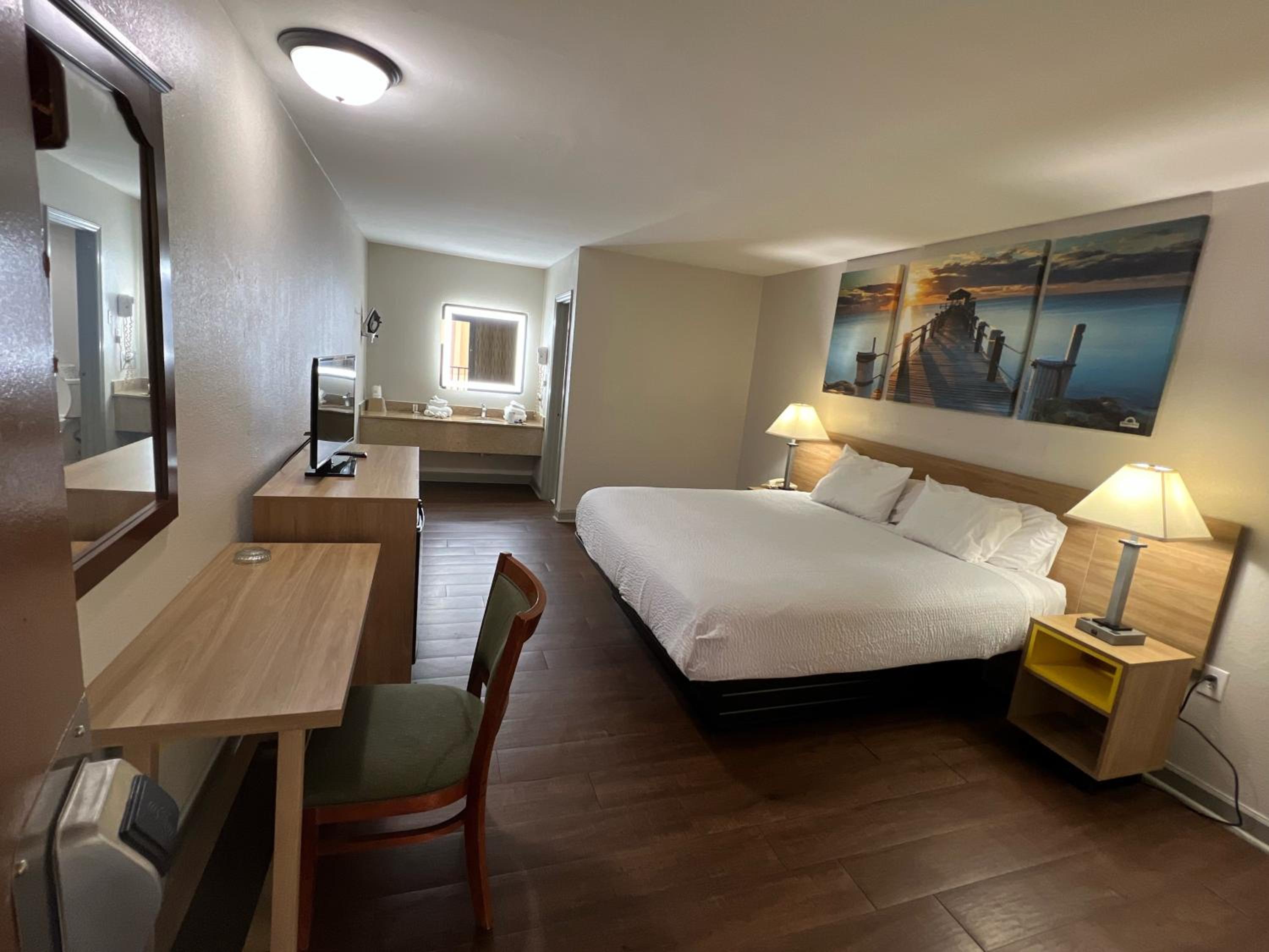 King Room - Non-Smoking - Photo 1