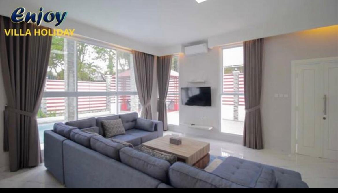 Villa with Private Pool - Photo 35