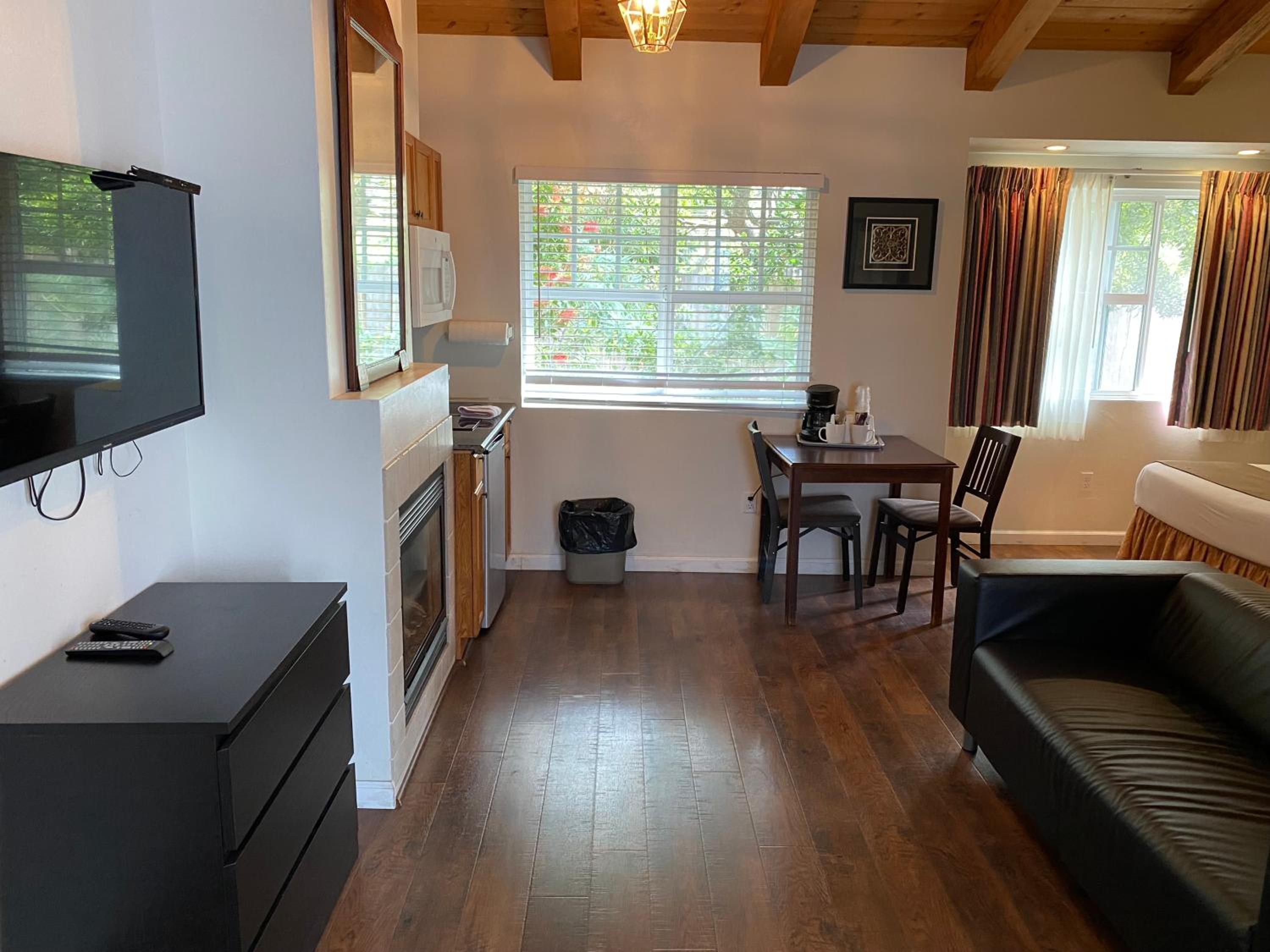 Standard Room with Two Double Beds with Kitchen & Fireplace, photo 6