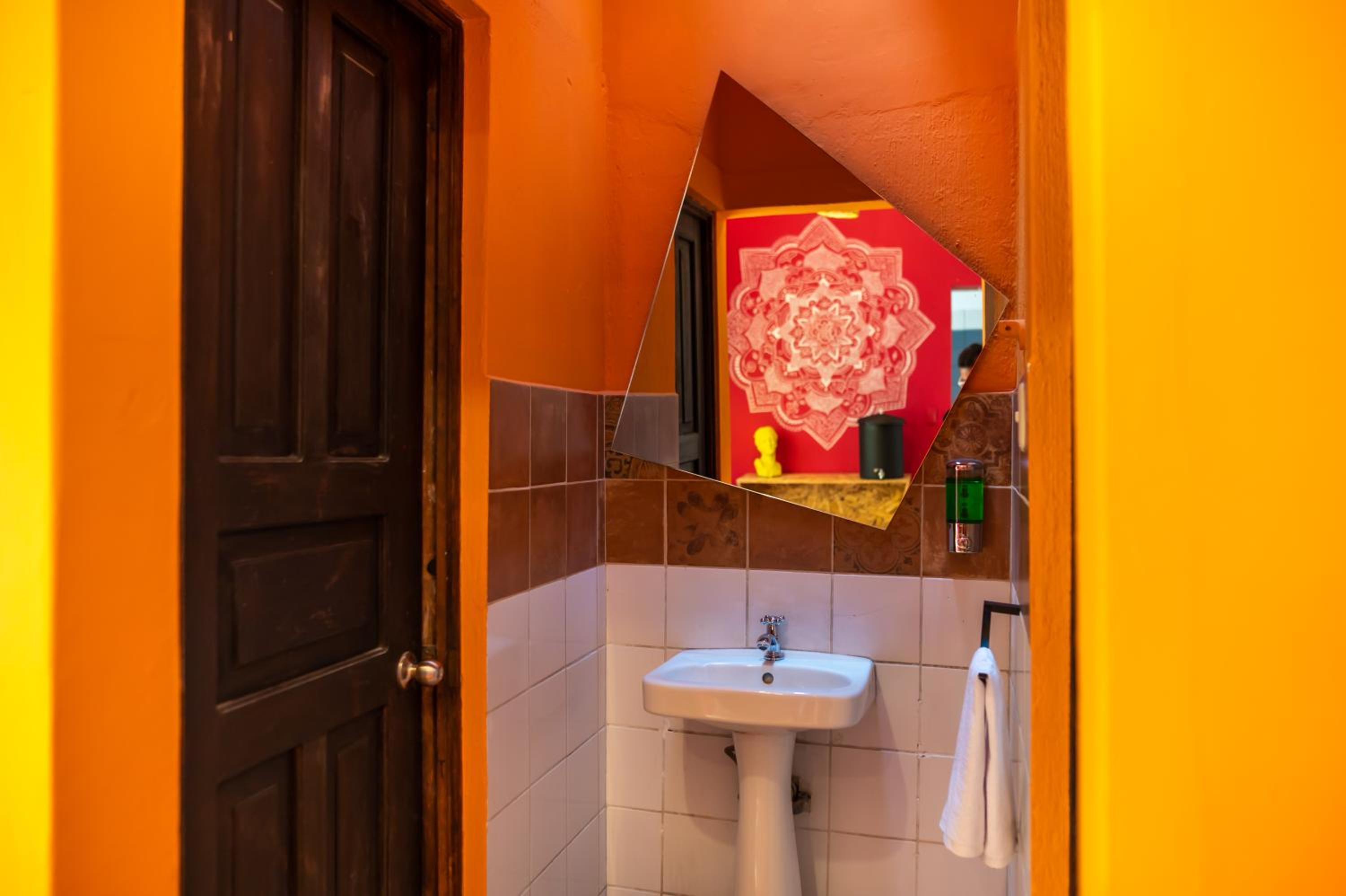 Basic Triple Room with Shared Bathroom - Photo 5