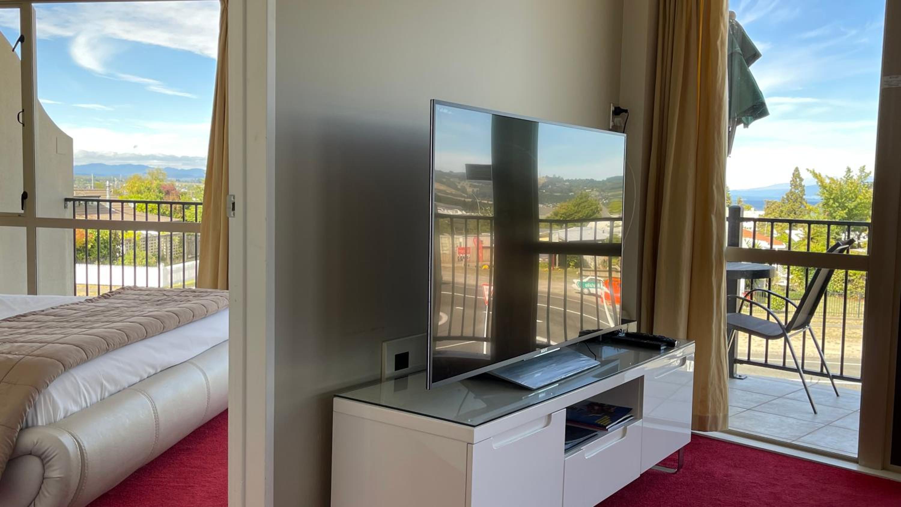 Deluxe Suite with Spa Bath - Photo 2