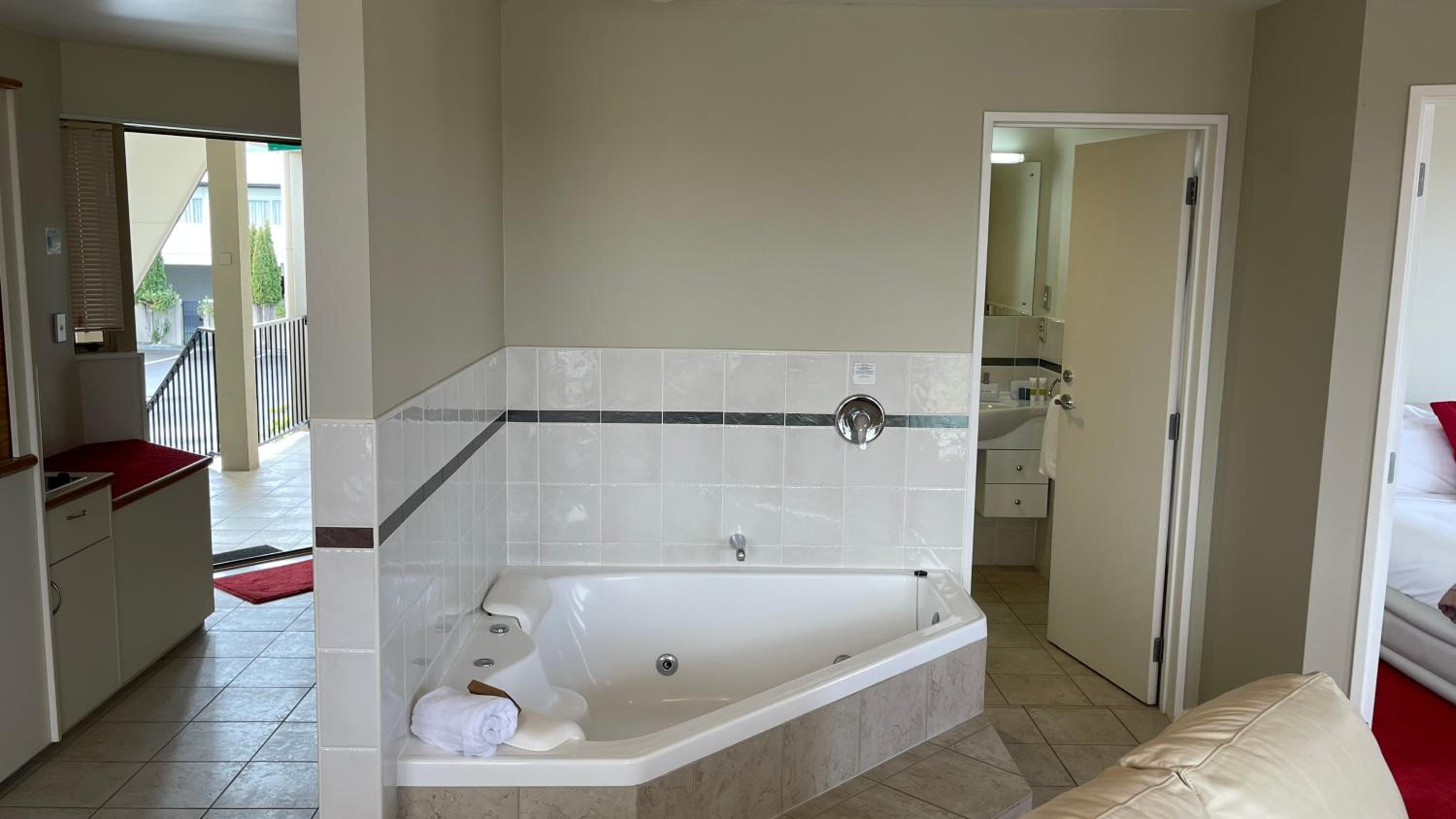 Deluxe Suite with Spa Bath - Photo 5
