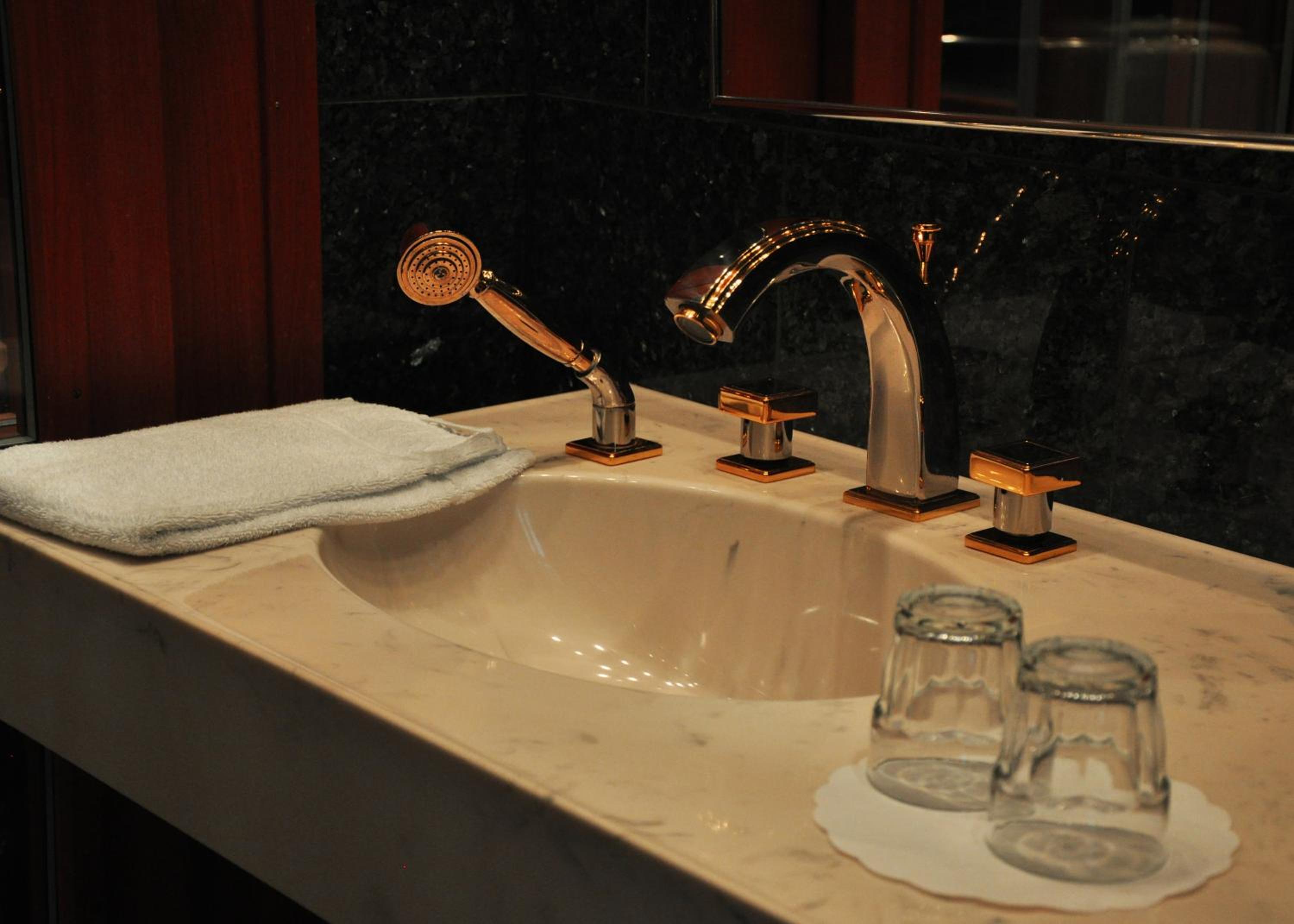 Suite - Photo 3