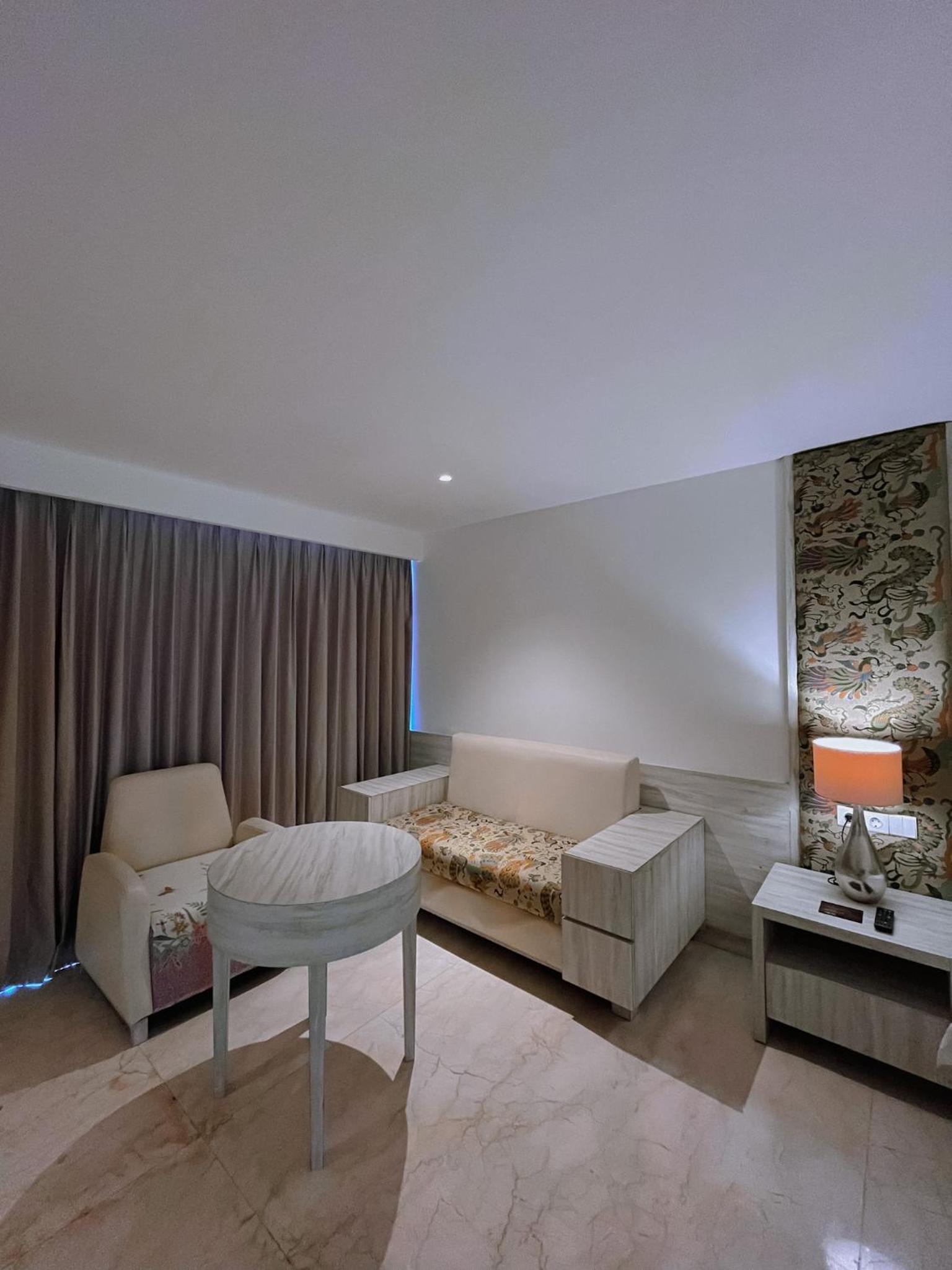 Suite Room - Photo 12