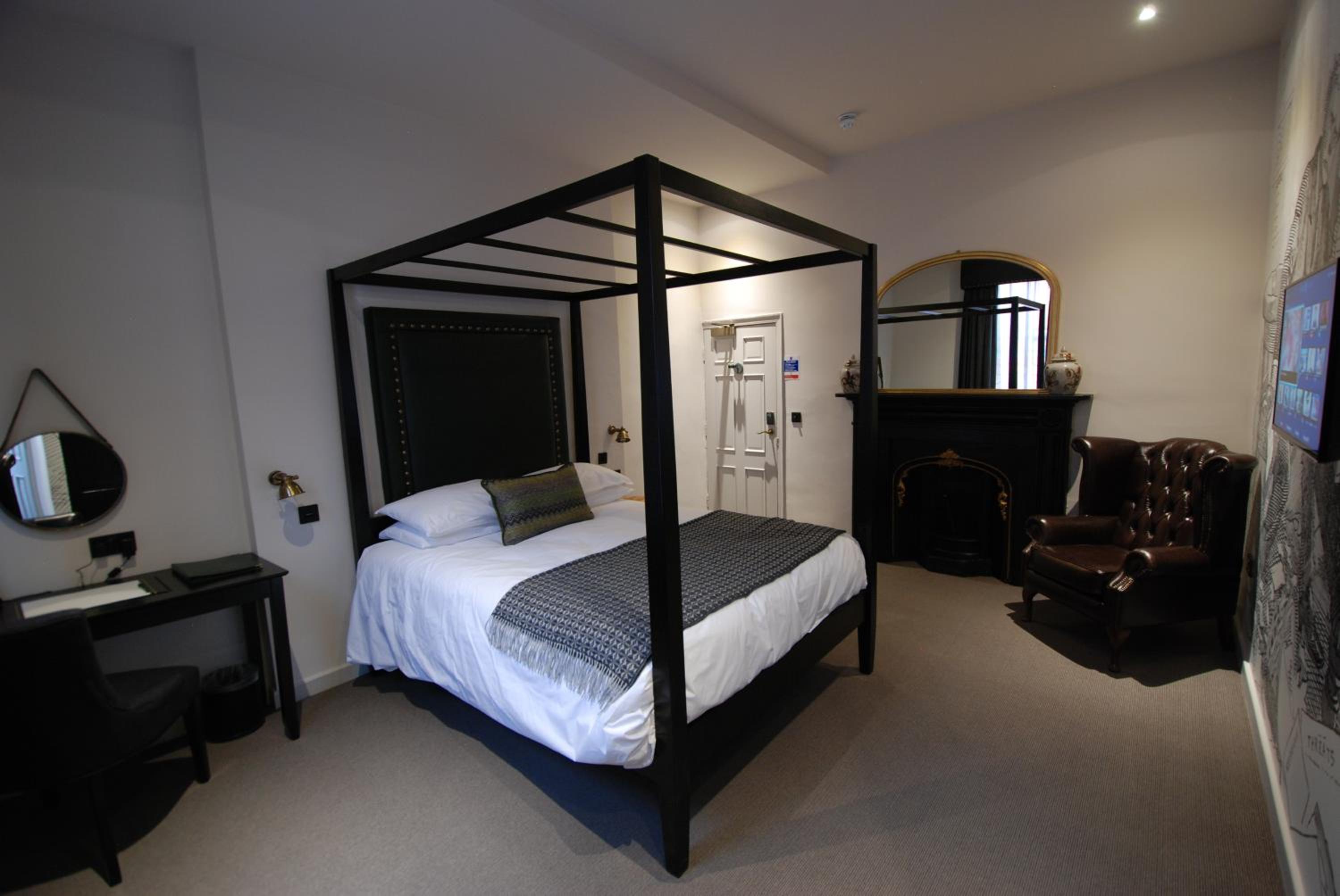 Luxury King Room with Four-Poster Bed - Photo 3