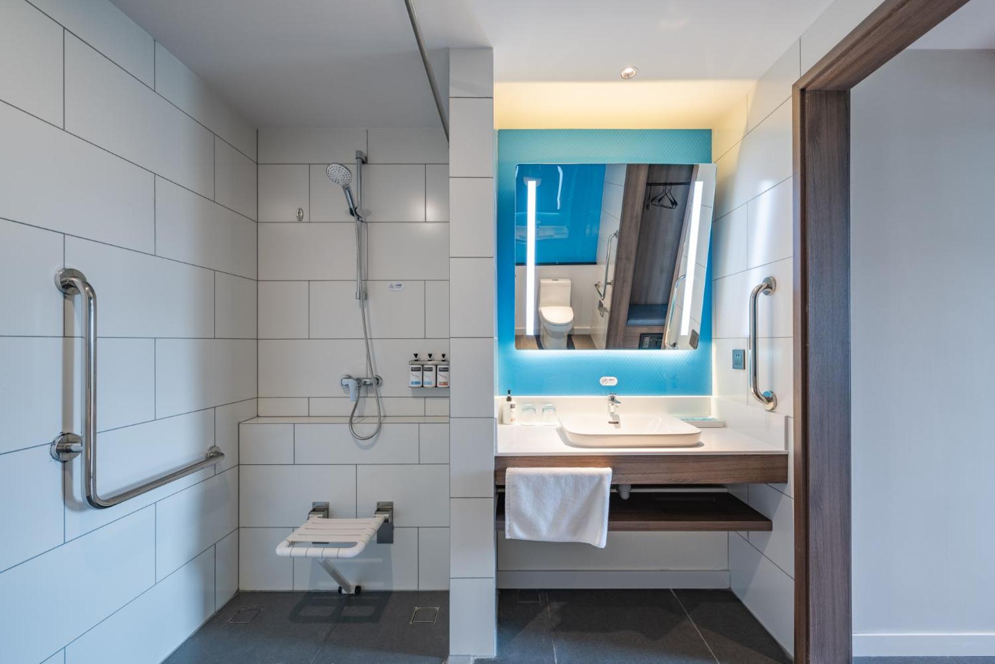Standard King Room - Accessible - Photo 8