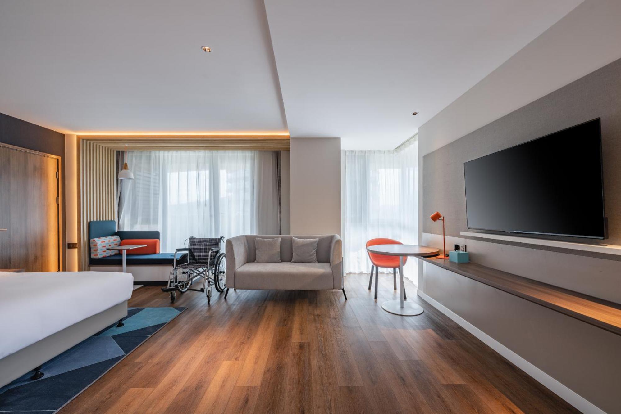 Standard King Room - Accessible - Photo 2