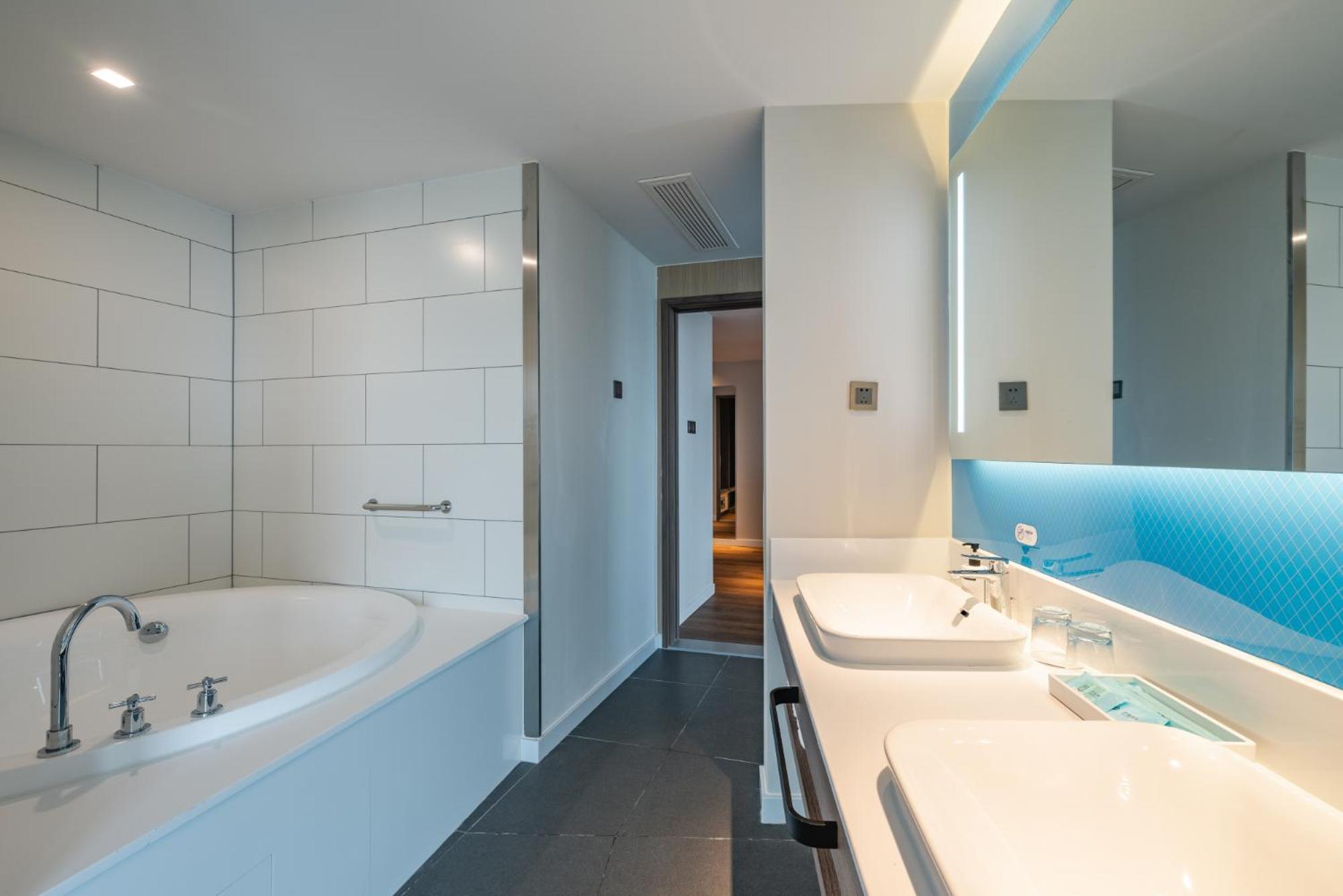 One-Bedroom Suite with Sea View - Photo 7