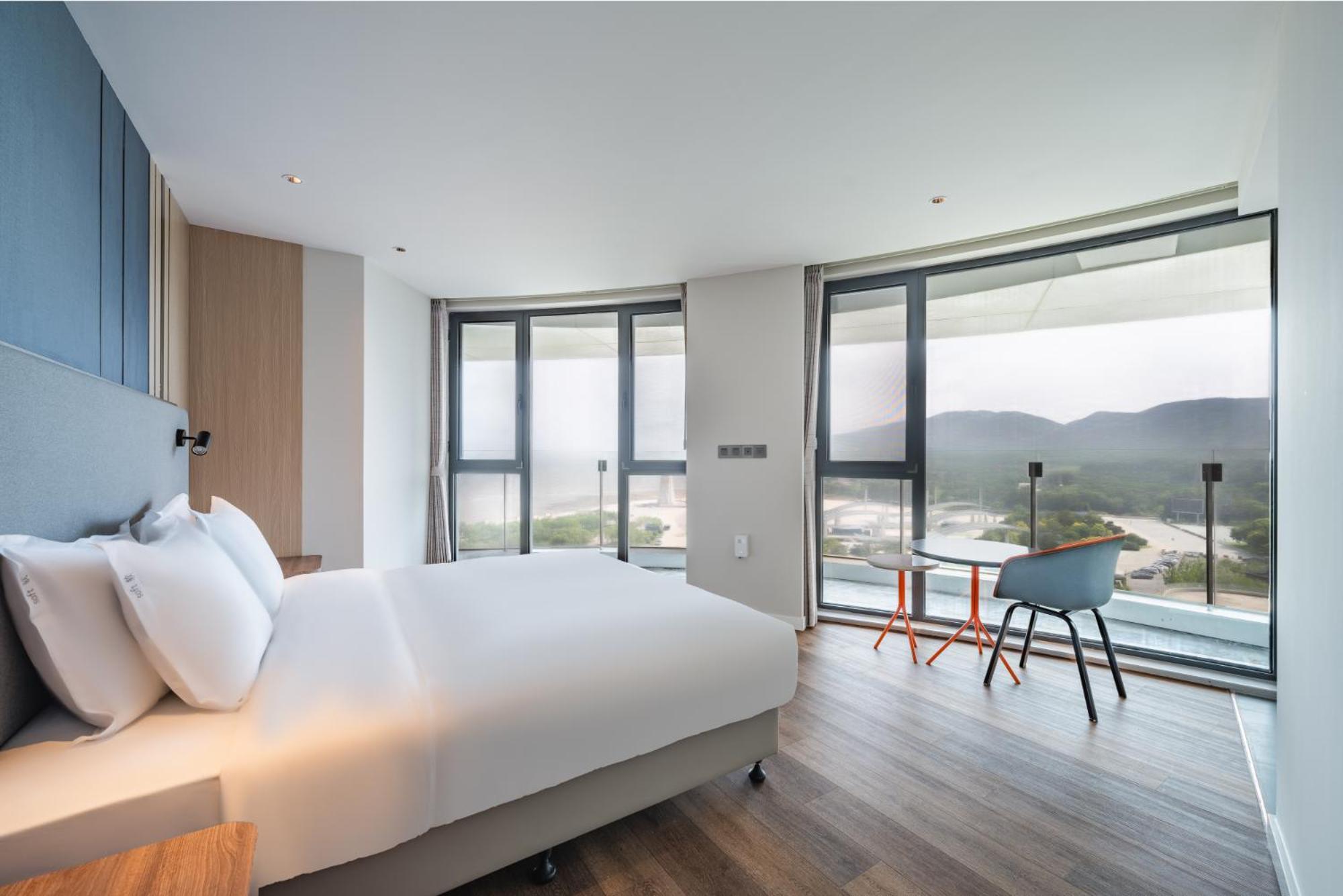 One-Bedroom Suite with Sea View - Photo 1