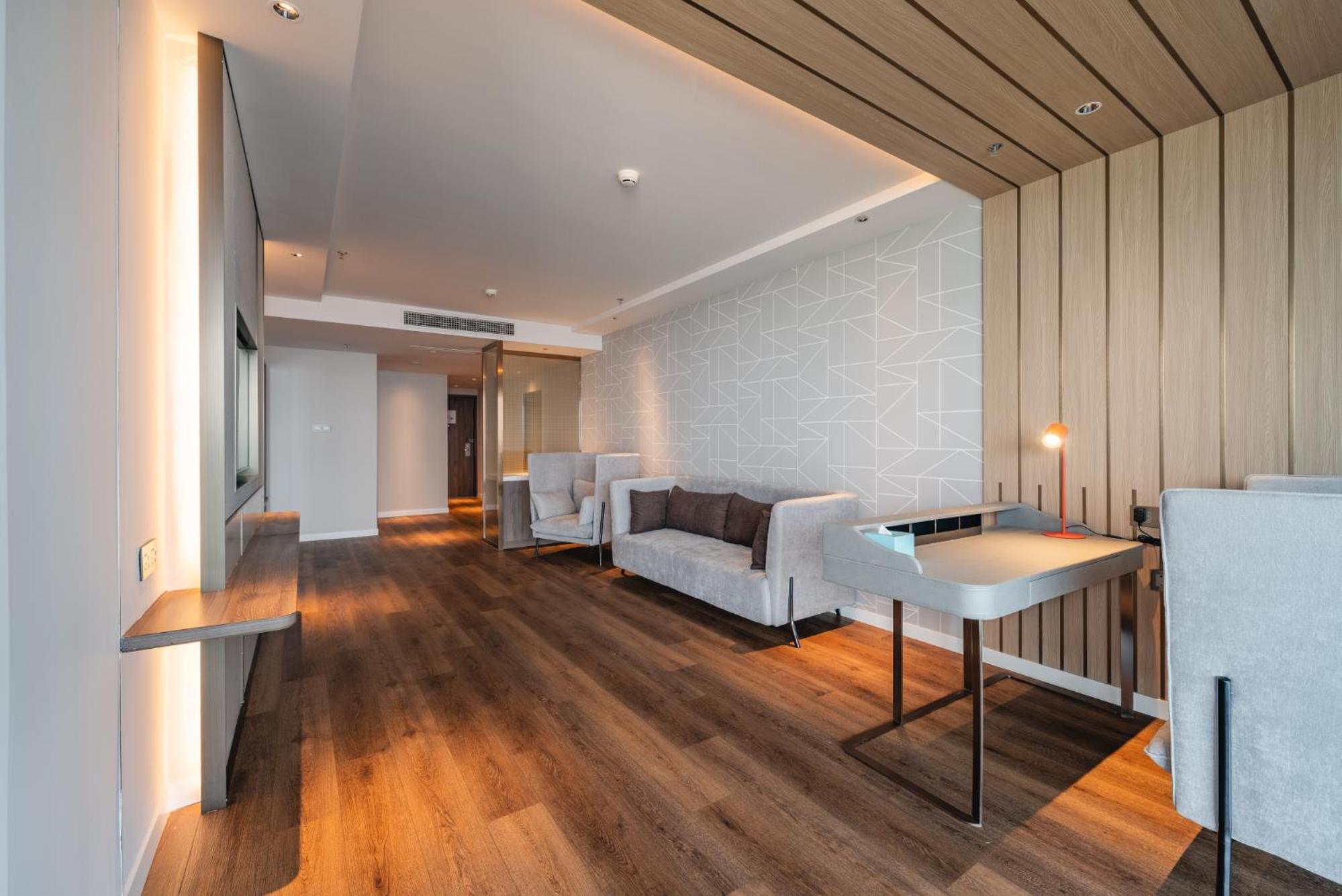 One-Bedroom Suite with Sea View - Photo 2