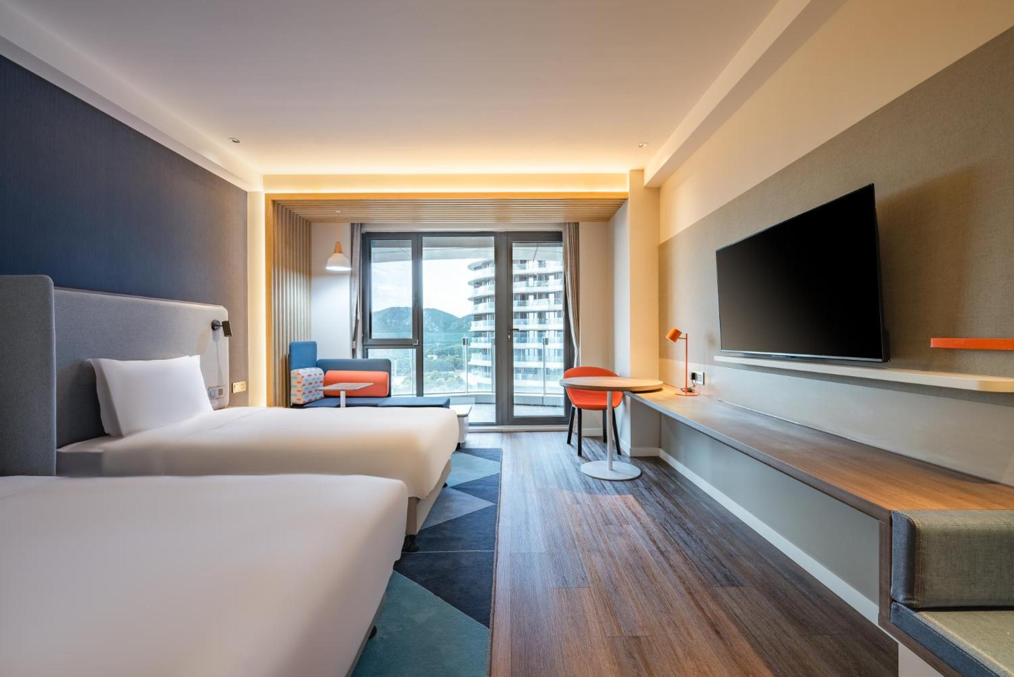 Large Twin Room with Sea View - Photo 3