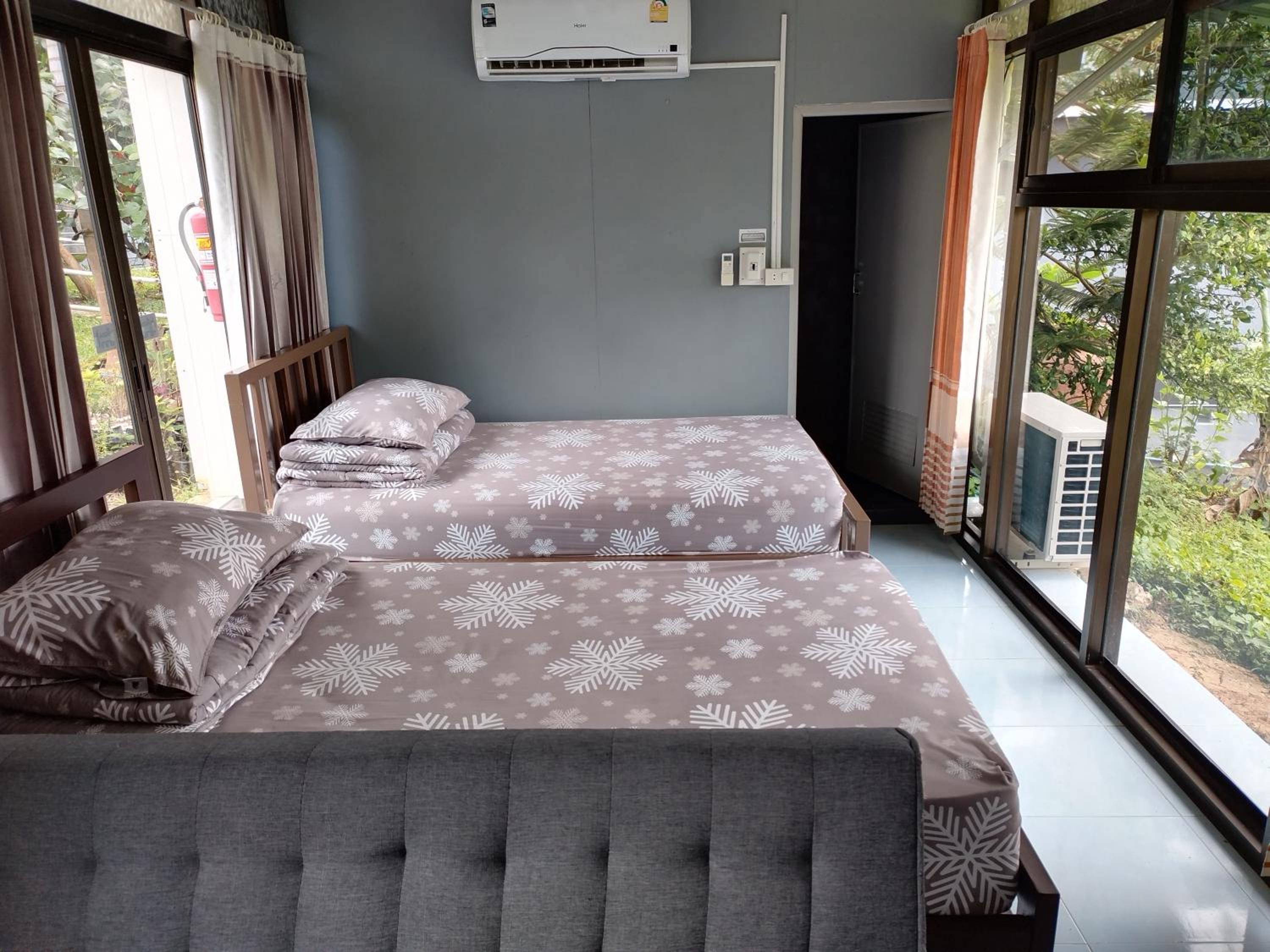 Economy Triple Room photo 3
