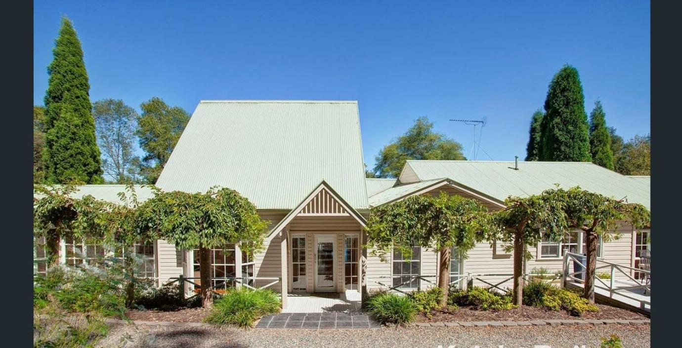 Six-Bedroom House photo 3