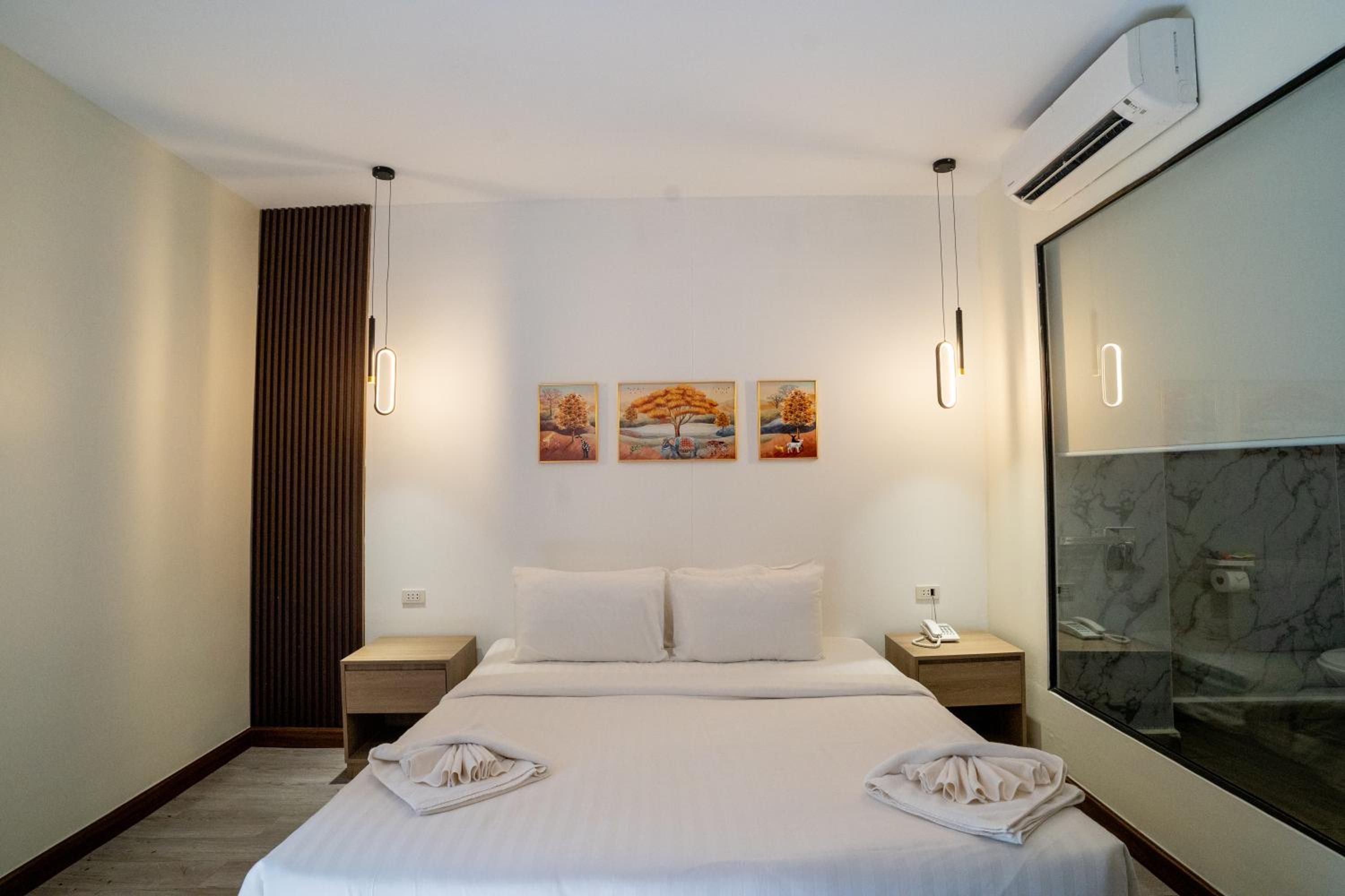 Deluxe King Room - Photo 2