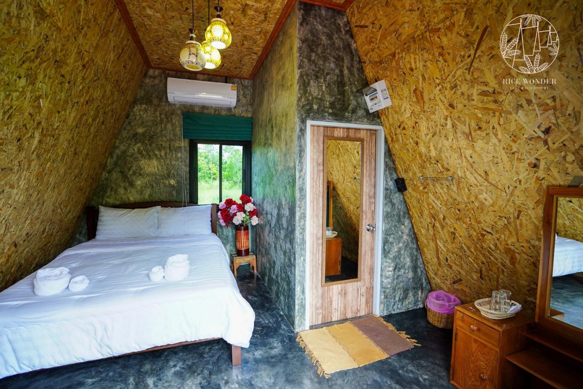 Deluxe Double Room with Bath - Photo 10