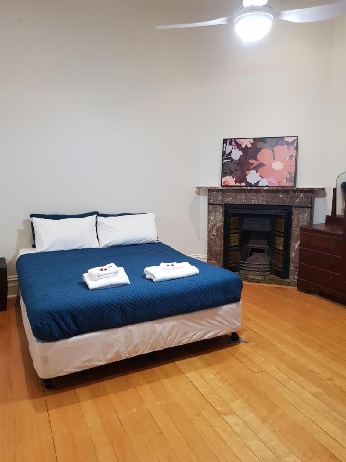 Queen Room with Shared Bathroom photo 2