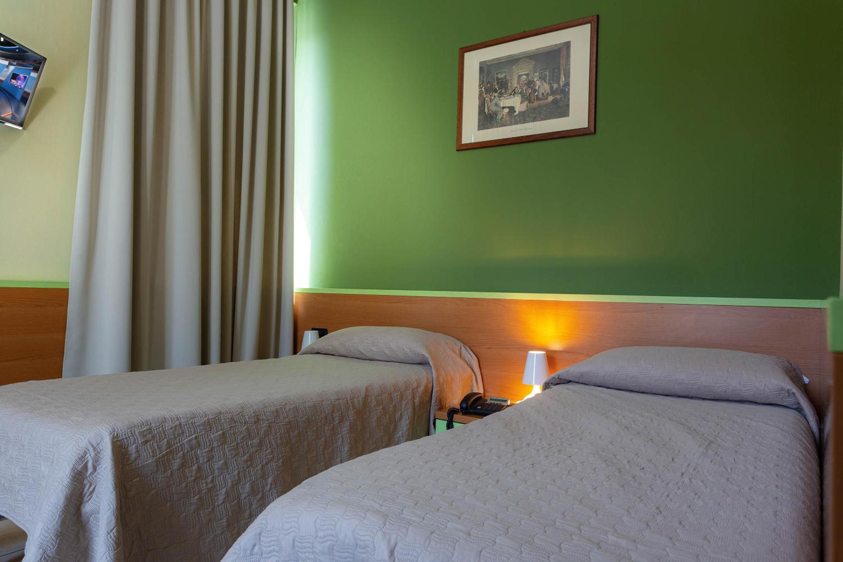 Twin Room - Photo 3