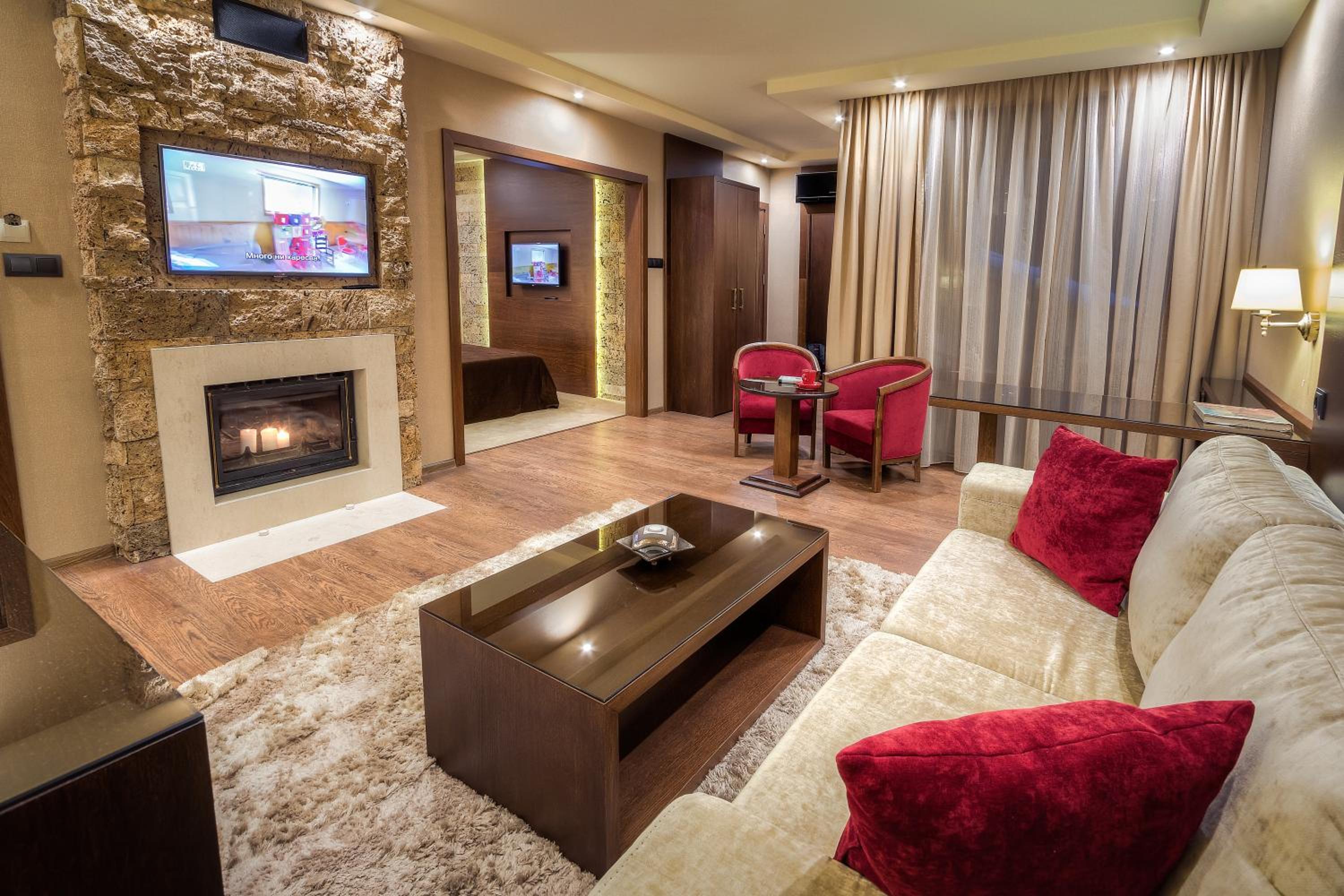 Deluxe Suite with Pool and Mountain View photo 2