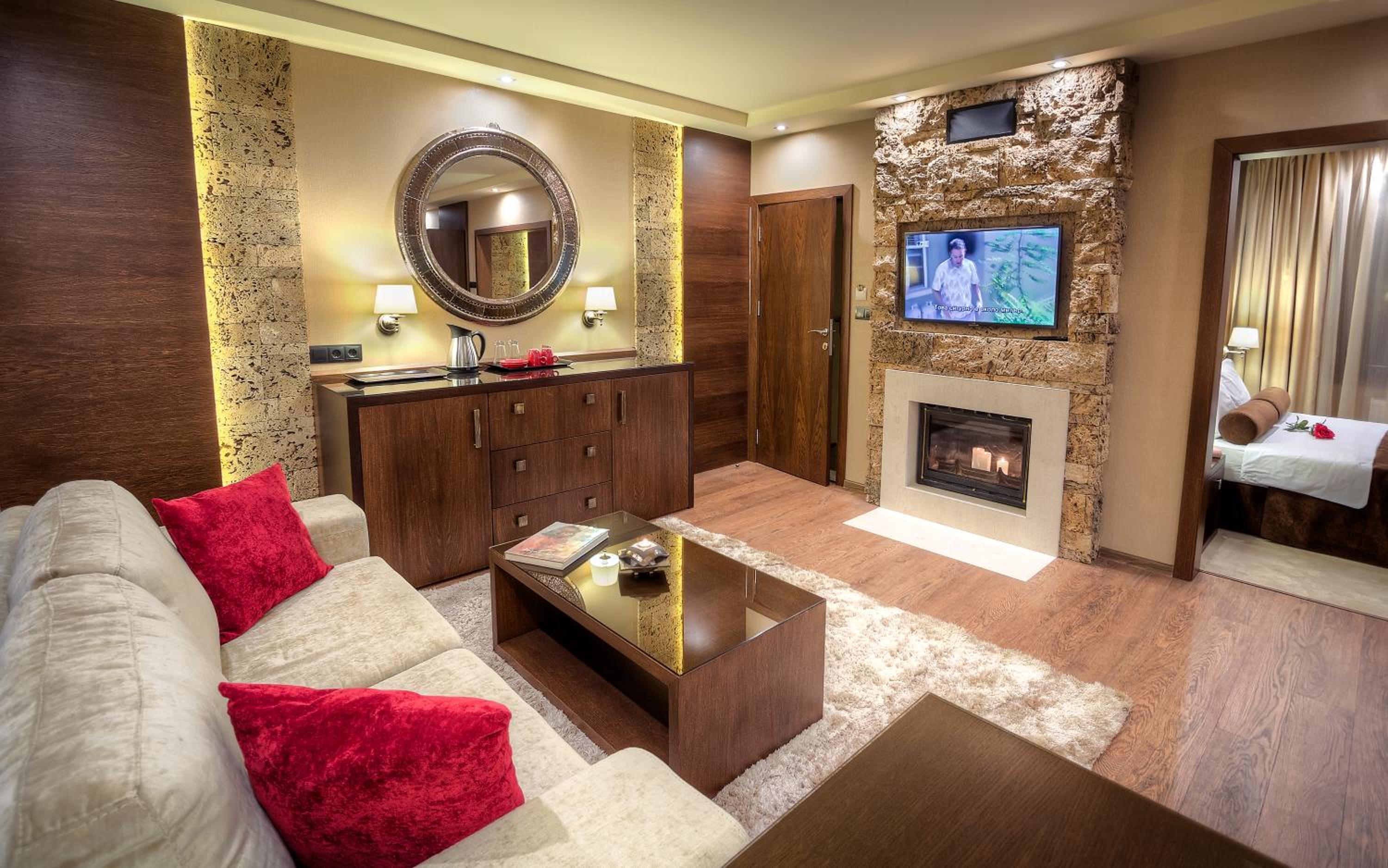 Deluxe Suite with Pool and Mountain View photo 3