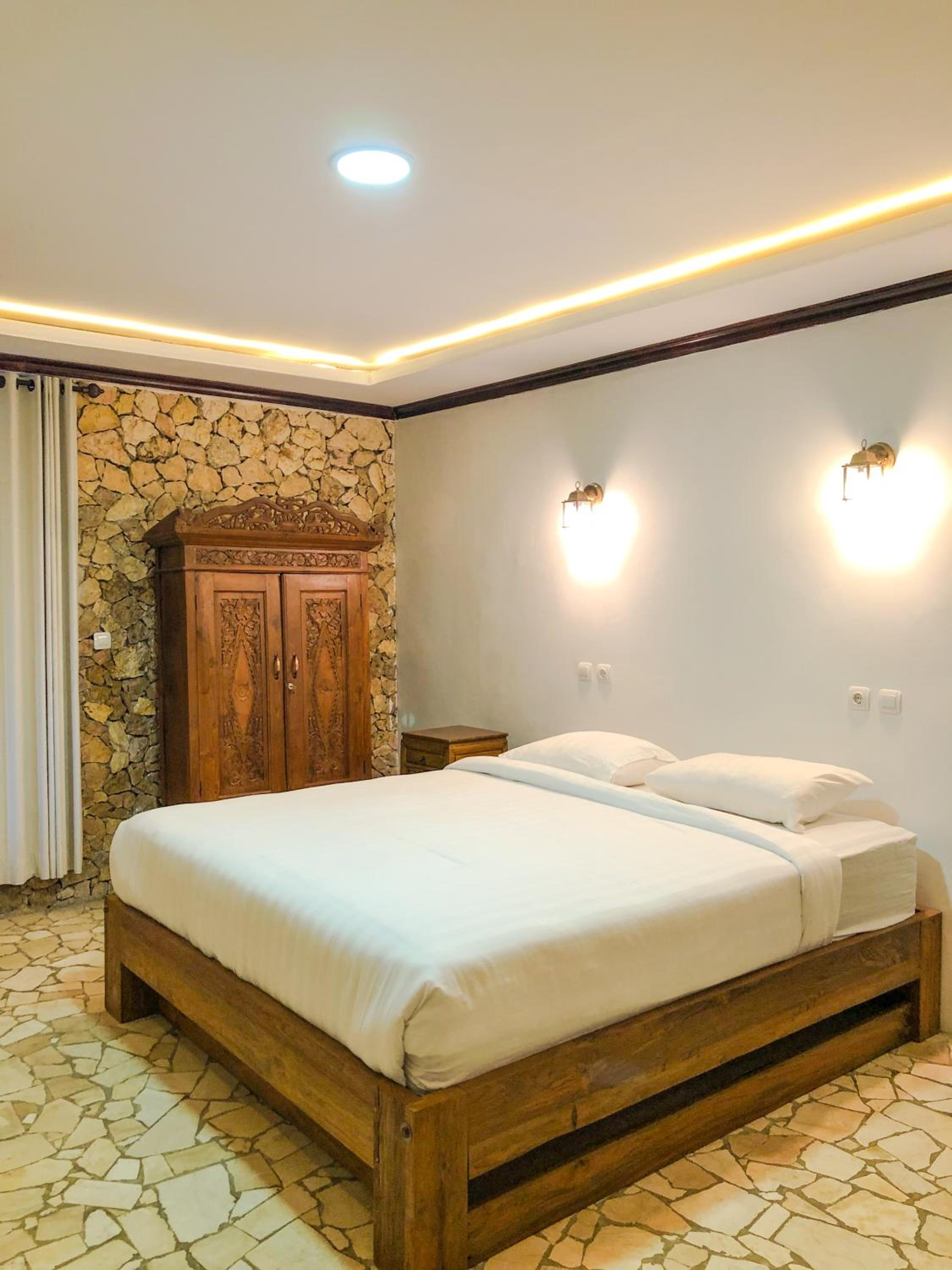 Executive Suite - Photo 6