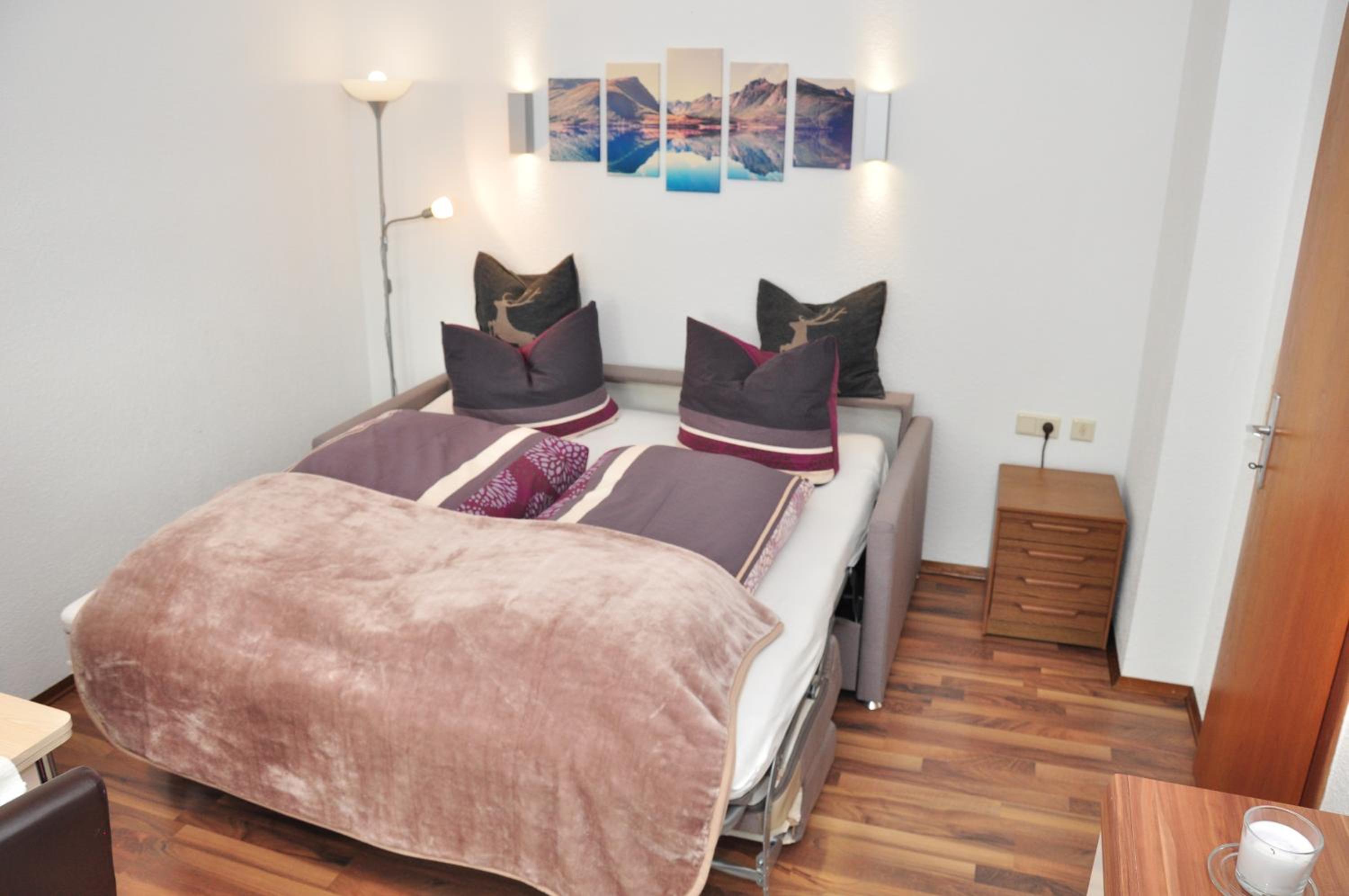 One-Bedroom Apartment with Balcony and Mountain View   photo 1