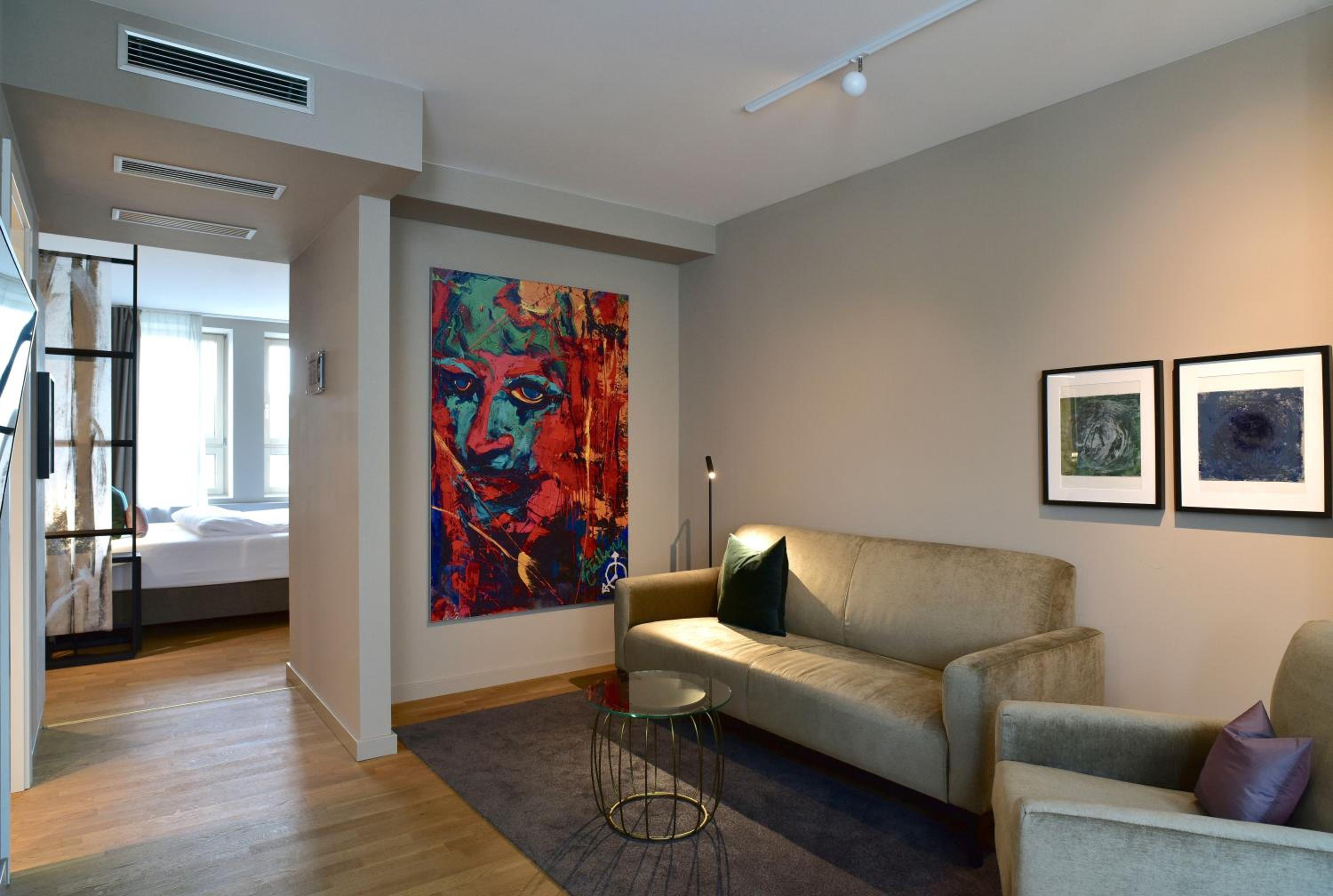 Suite - Photo 1