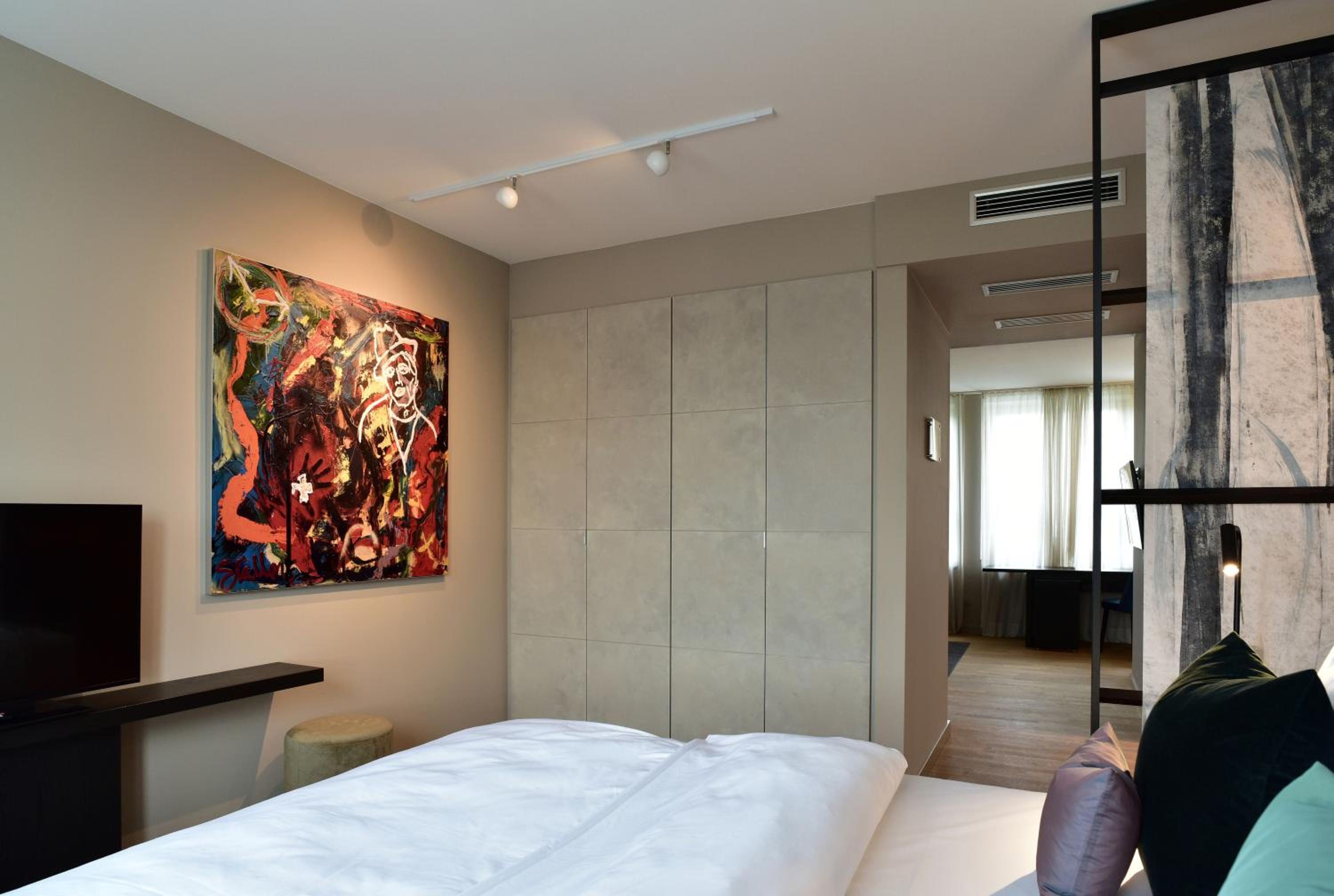 Suite - Photo 8