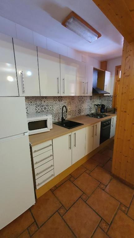 Three-Bedroom Apartment - Photo 3