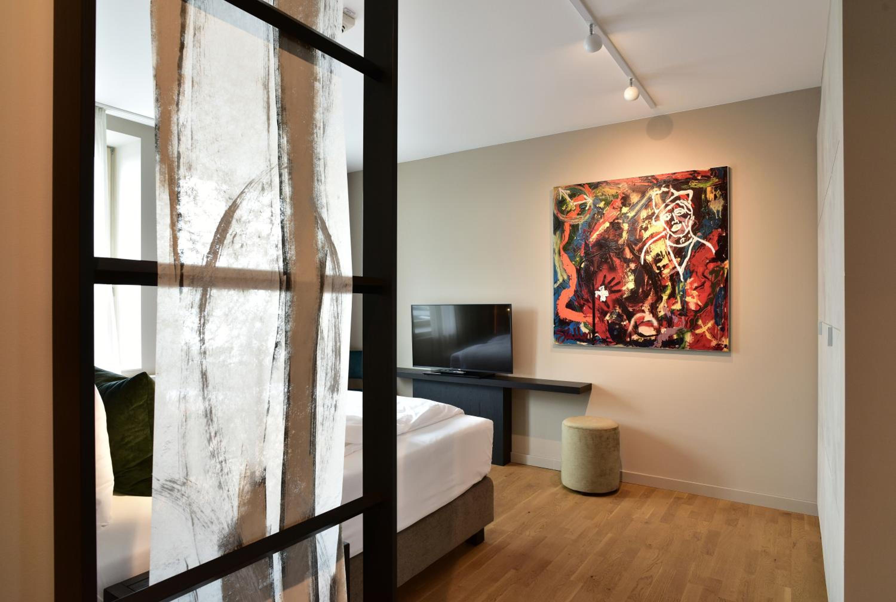 Suite - Photo 11