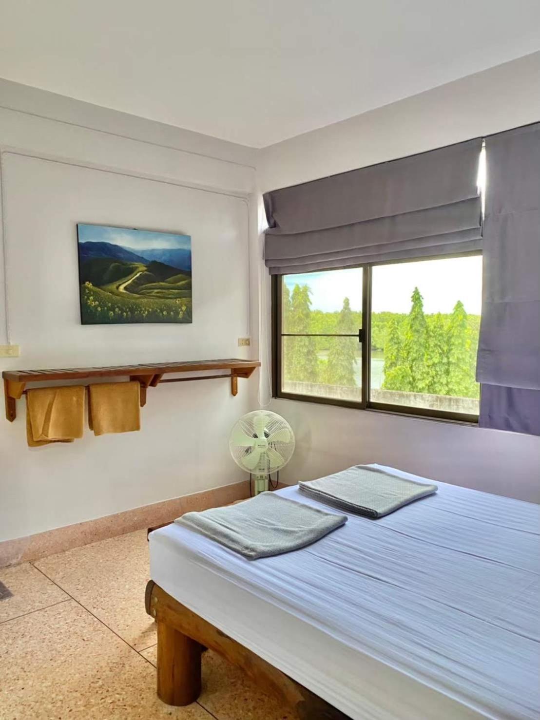 Economy Double Room with Fan - Photo 9