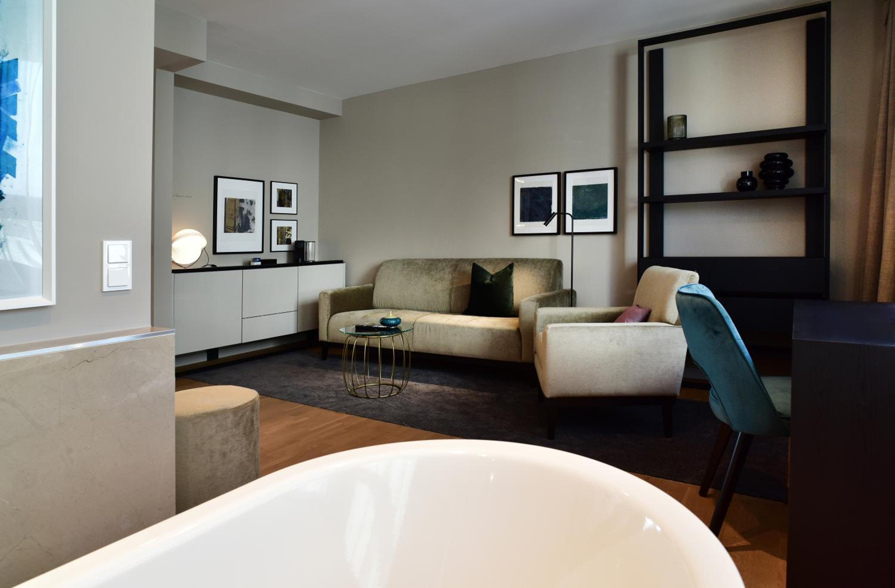 Suite - Photo 10