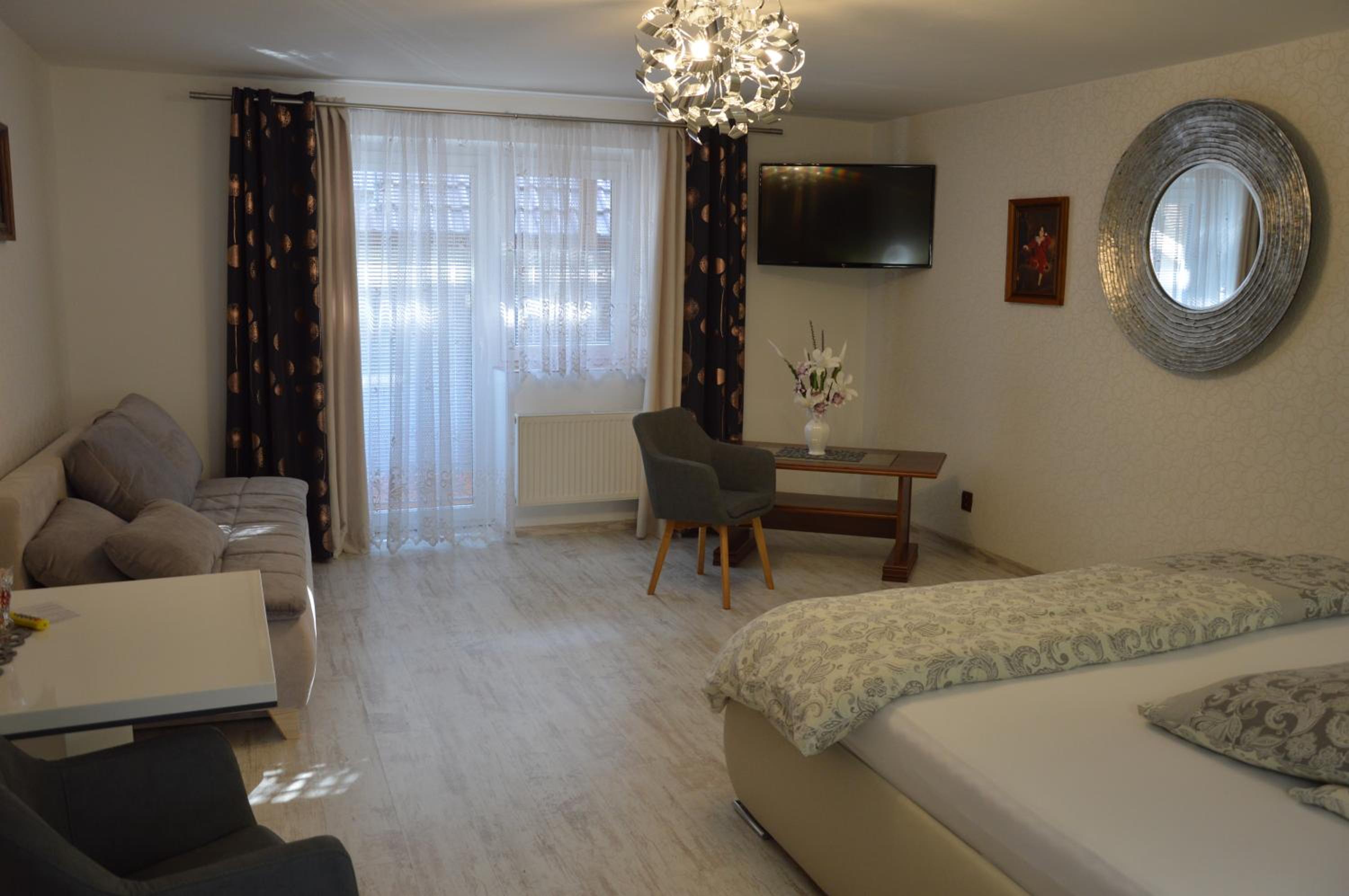 Deluxe Double Room with Balcony - Photo 8