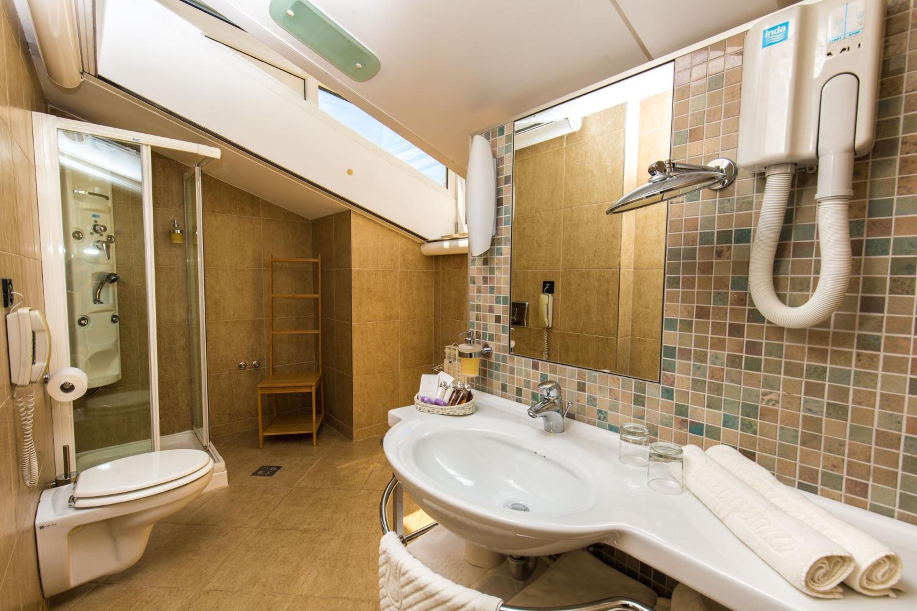 Standard Double Room- Sea Side - Photo 3